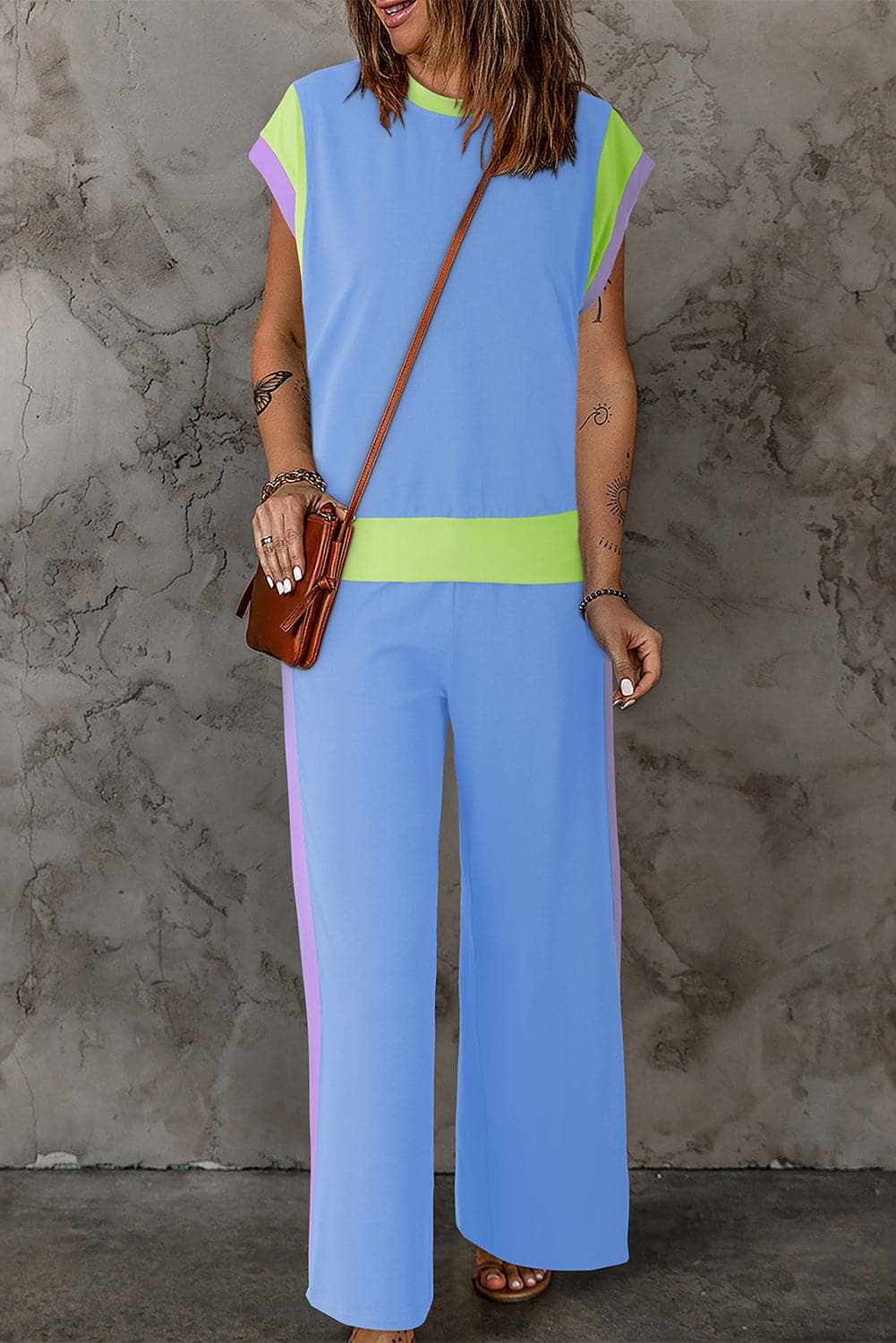 Chic two-piece top and trouser set with contrast round neck in blue and green details.