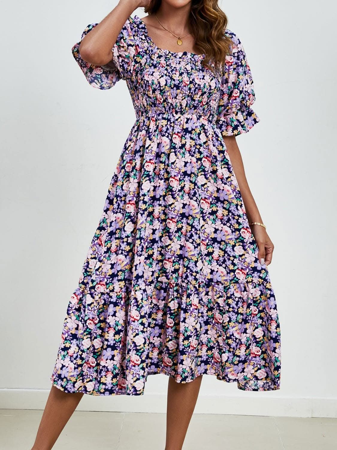 Vestido de manga corta con estampado floral y cuello cuadrado.