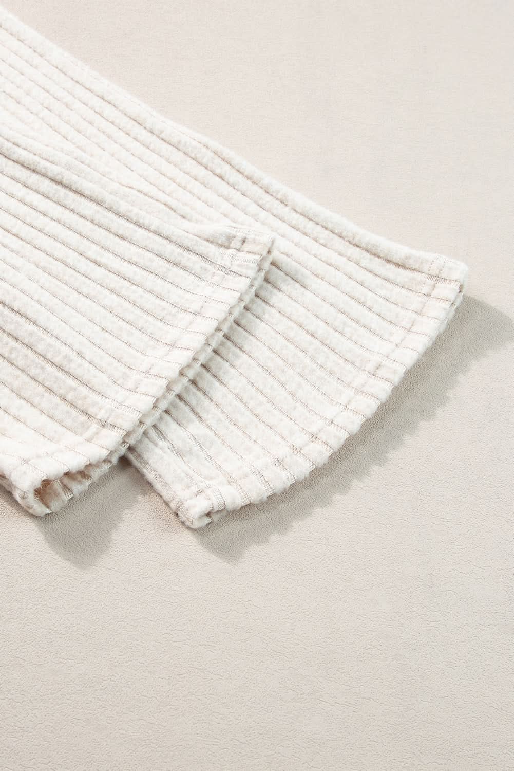 Elegante conjunto de dos piezas de punto acanalado caqui