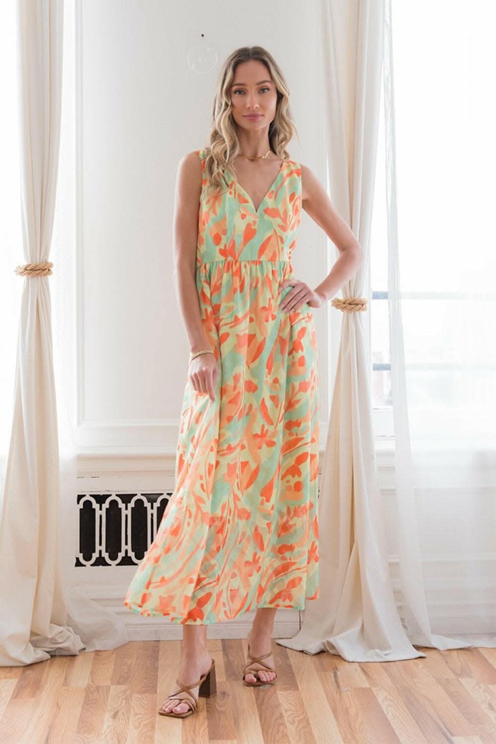 Sew In Love Printed V-Neck Sleeveless DressSew In Love Printed V-Neck Sleeveless Dress
Introducing the Sew In Love Printed V-Neck Sleeveless Dress, a versatile and stylish wardrobe essential designed to elevLove Salve -Neck Sleeveless Dressusa