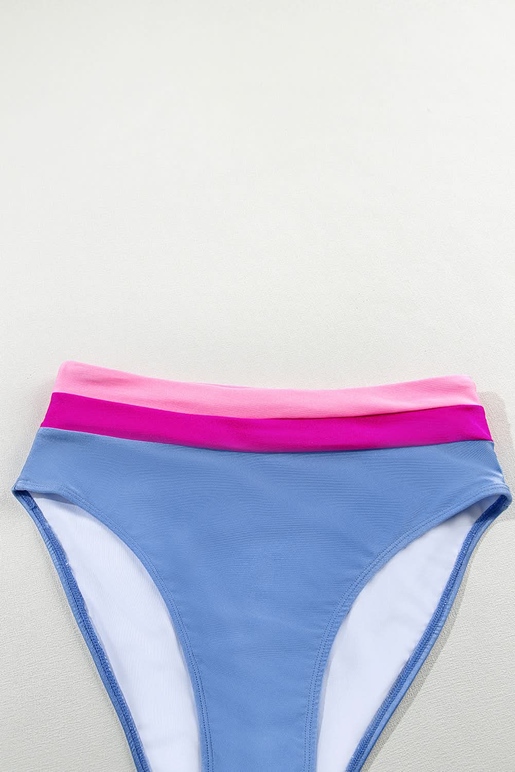 Schickes hellblaues Colorblock-Bikiniset