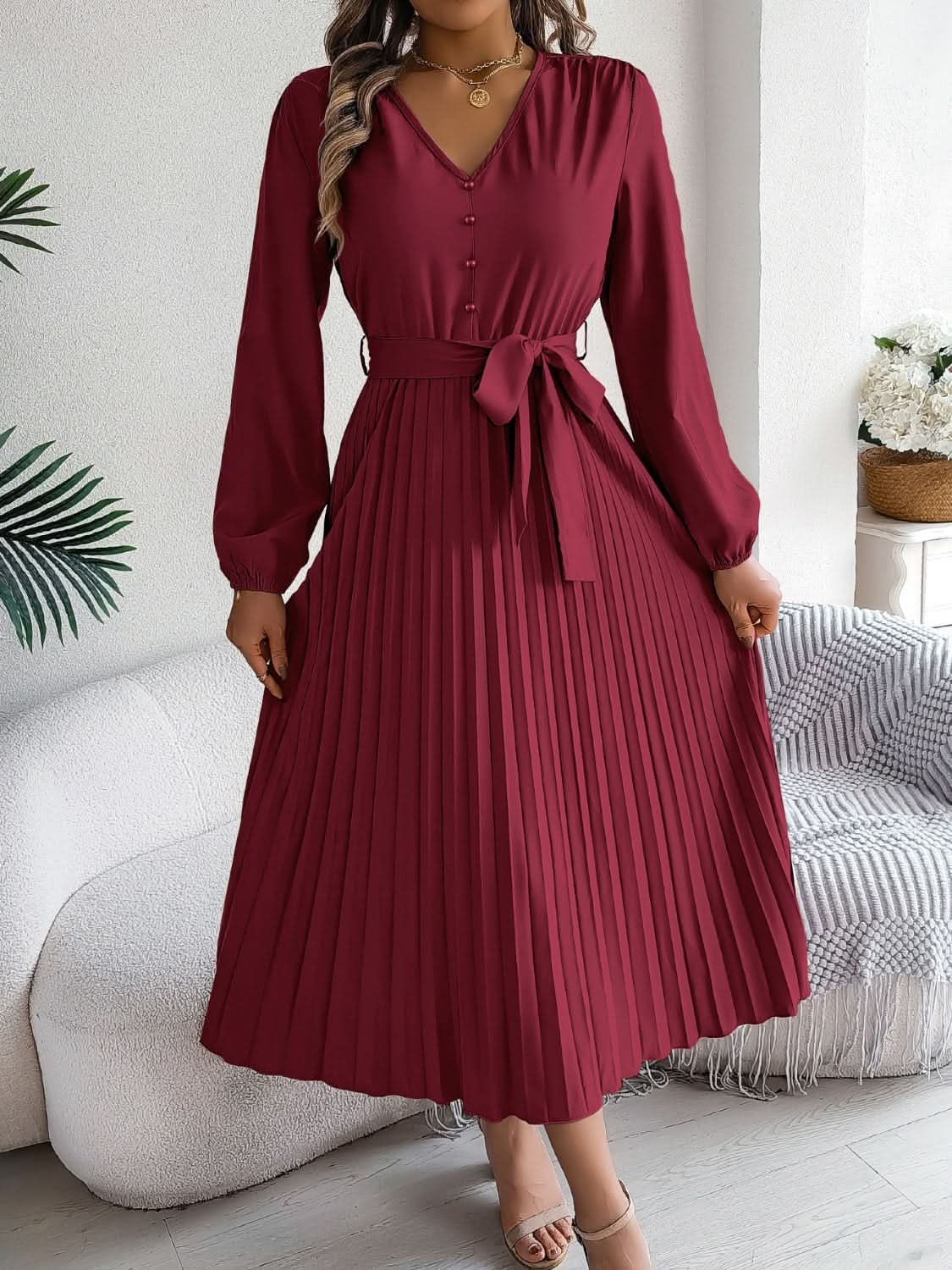Elegantes langärmeliges Kleid mit V-Ausschnitt und durchsichtigem Bindedesign