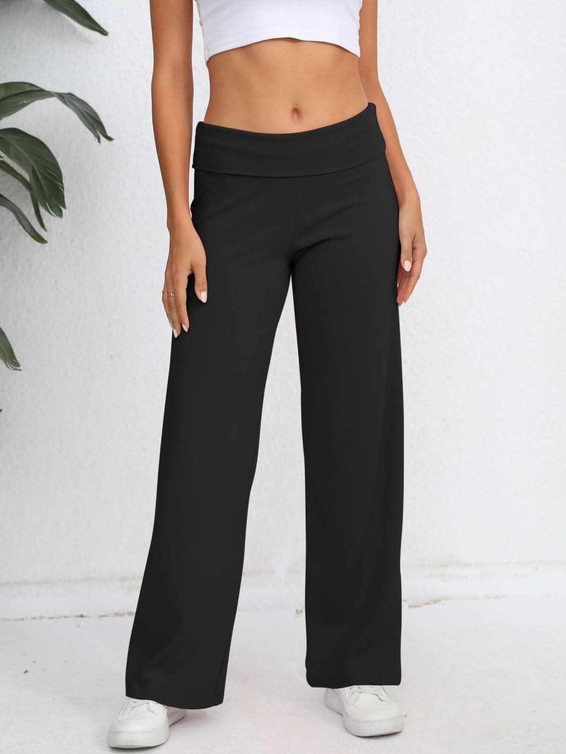 High-waisted wide leg trousers in black, featuring a basic style and elegant silhouette.