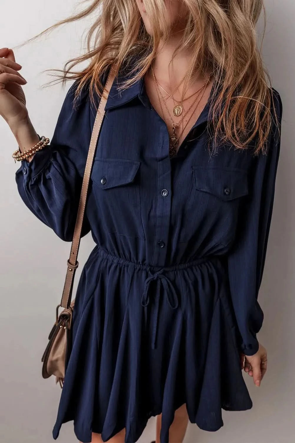Vestido de manga larga con cordón y diseño elegante