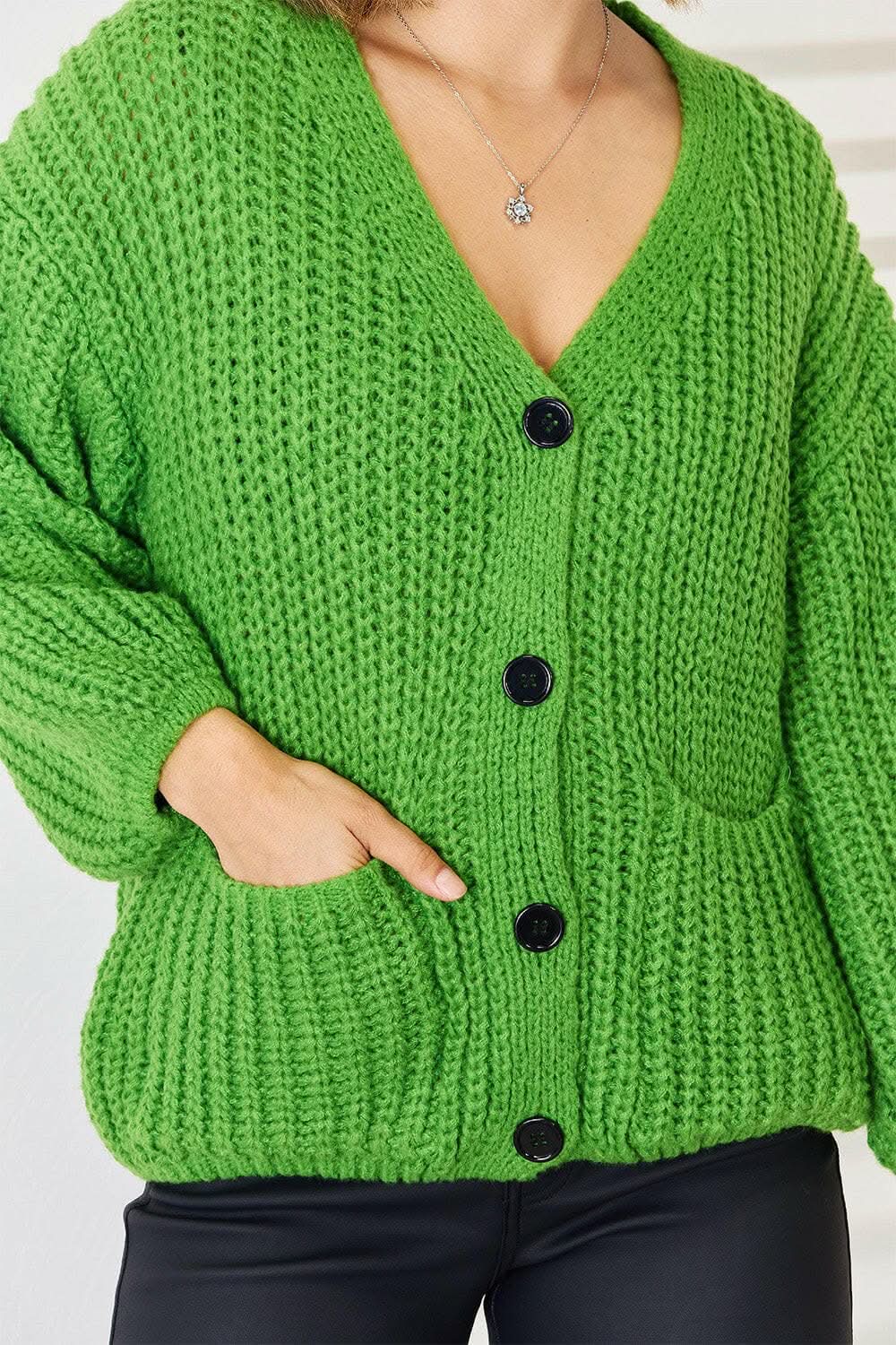 Chaqueta con hombros caídos y bolsillos abotonados.