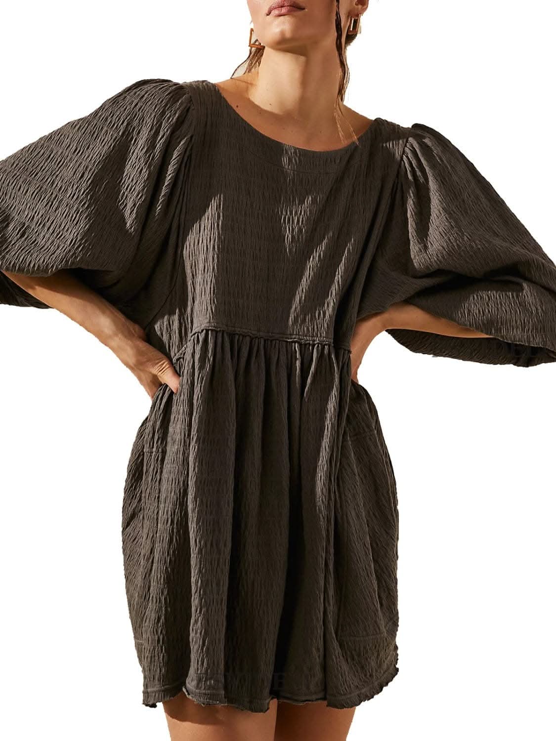 Minivestido chic de manga larga recortado para un estilo sin esfuerzo