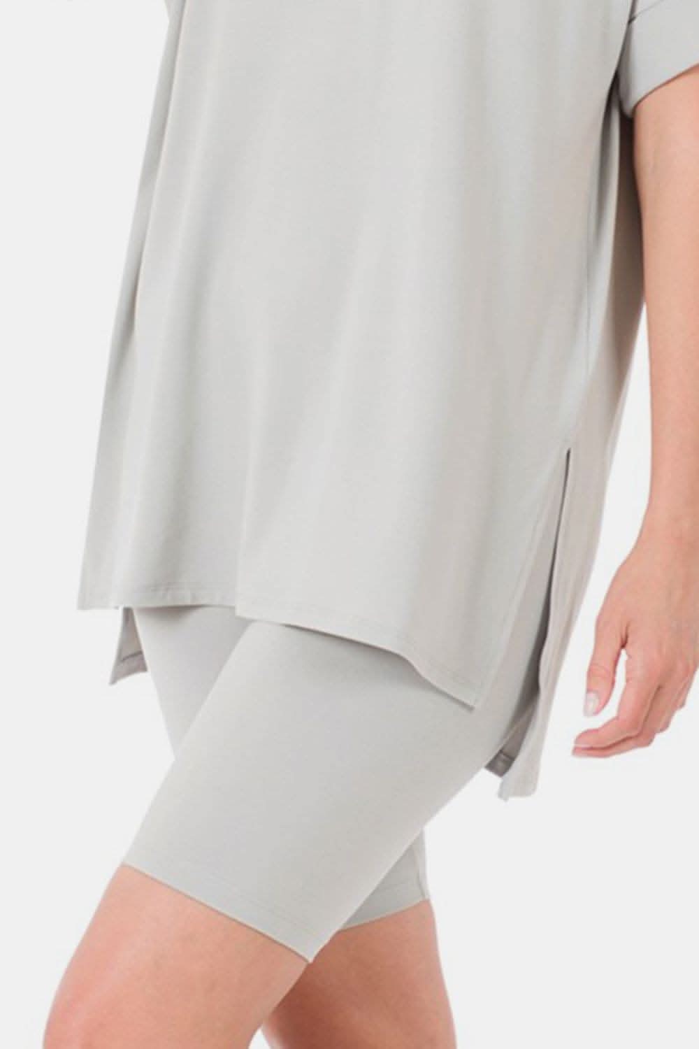Zenana Full Size V-Ausschnitt Kurzarm T-Shirt mit Schlitz und Shorts Set.