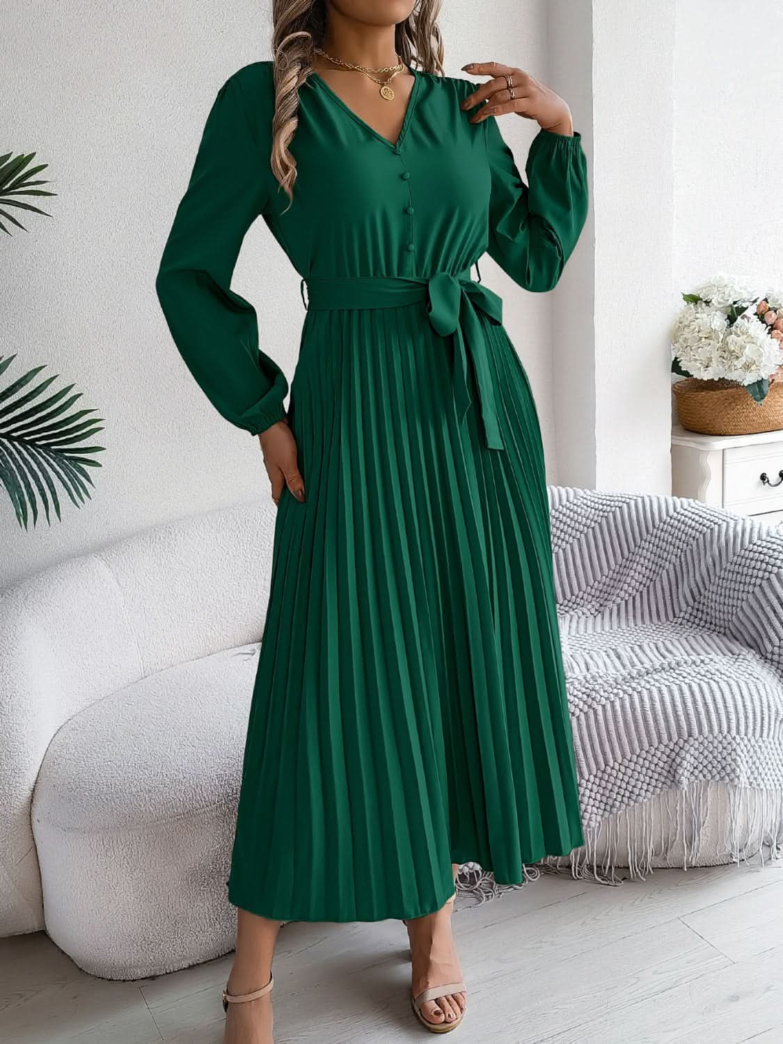 Elegantes langärmeliges Kleid mit V-Ausschnitt und durchsichtigem Bindedesign