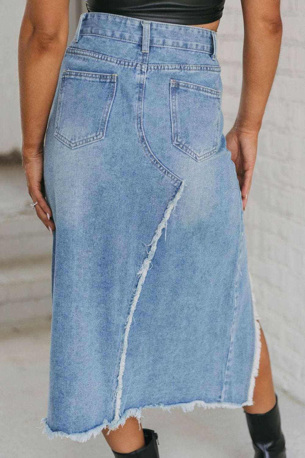 Chic denim skirt with raw hem - Love Salve
