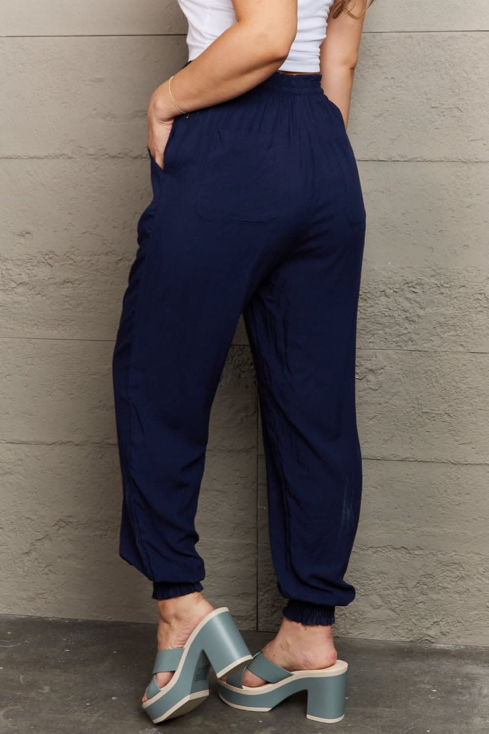 Chic long tied joggers with pockets
