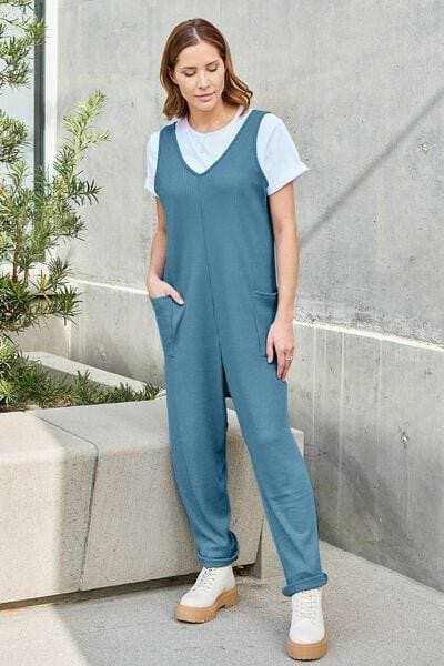Chic sleeveless jumpsuit with pockets