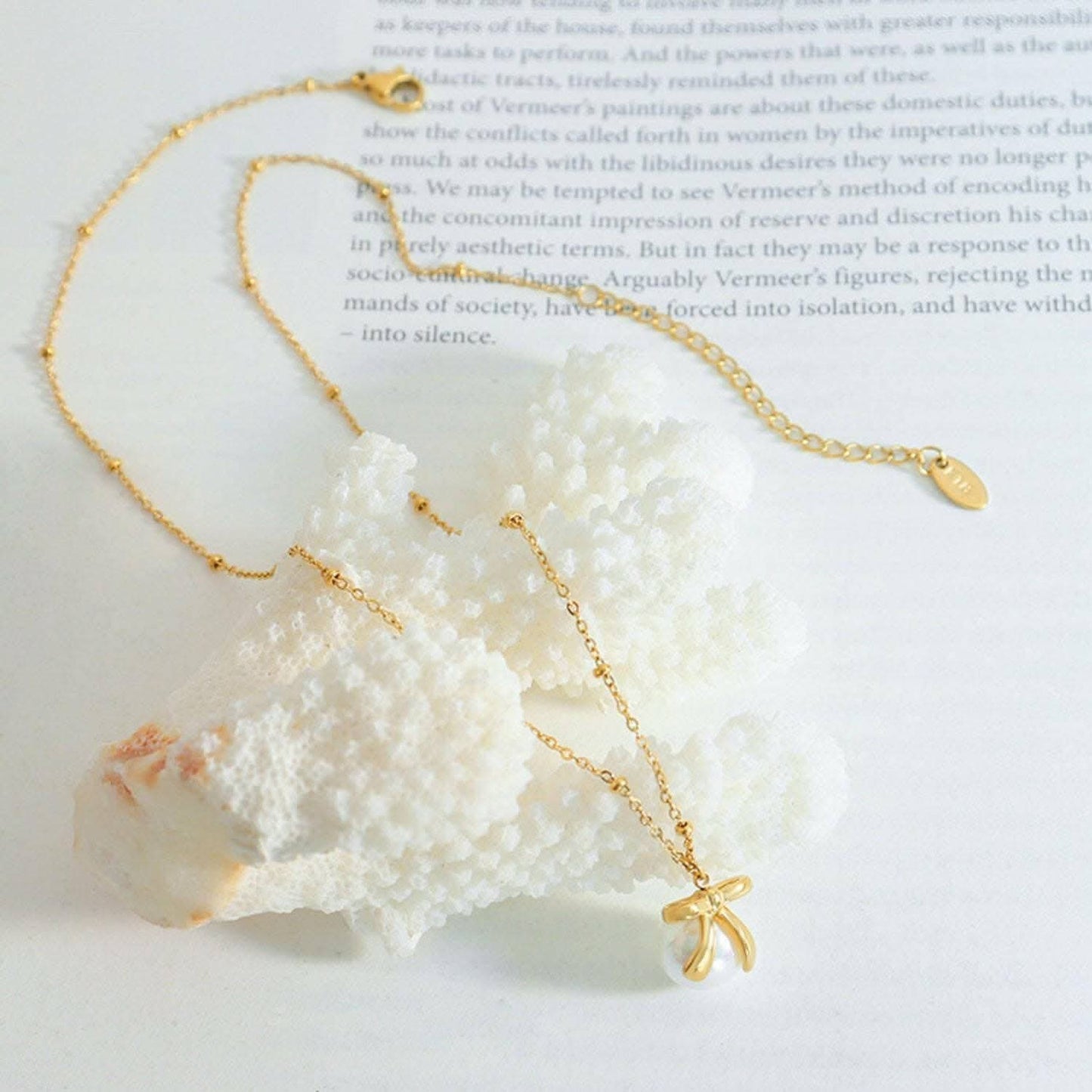 Elegant golden glass bead necklace