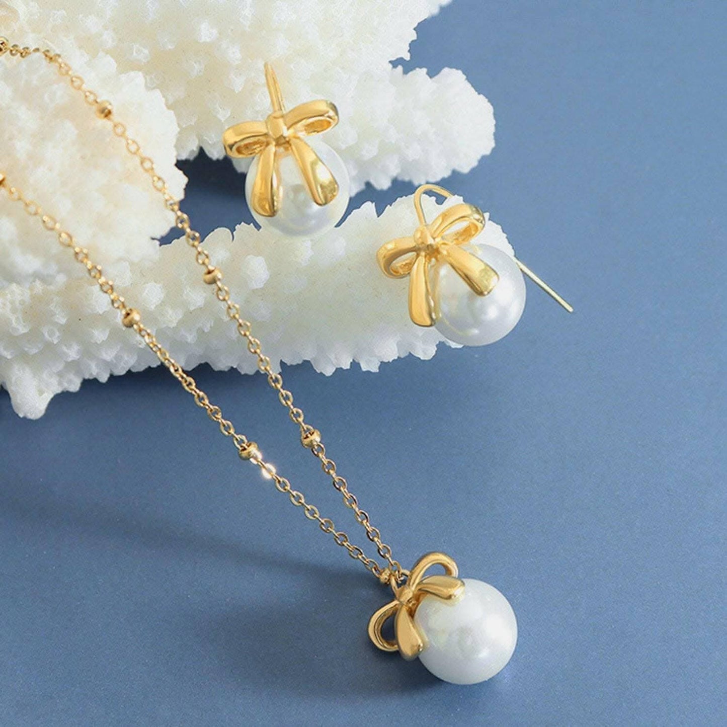 Elegant golden glass bead necklace