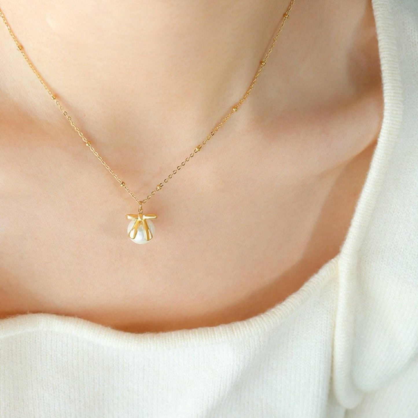 Elegant golden glass bead necklace