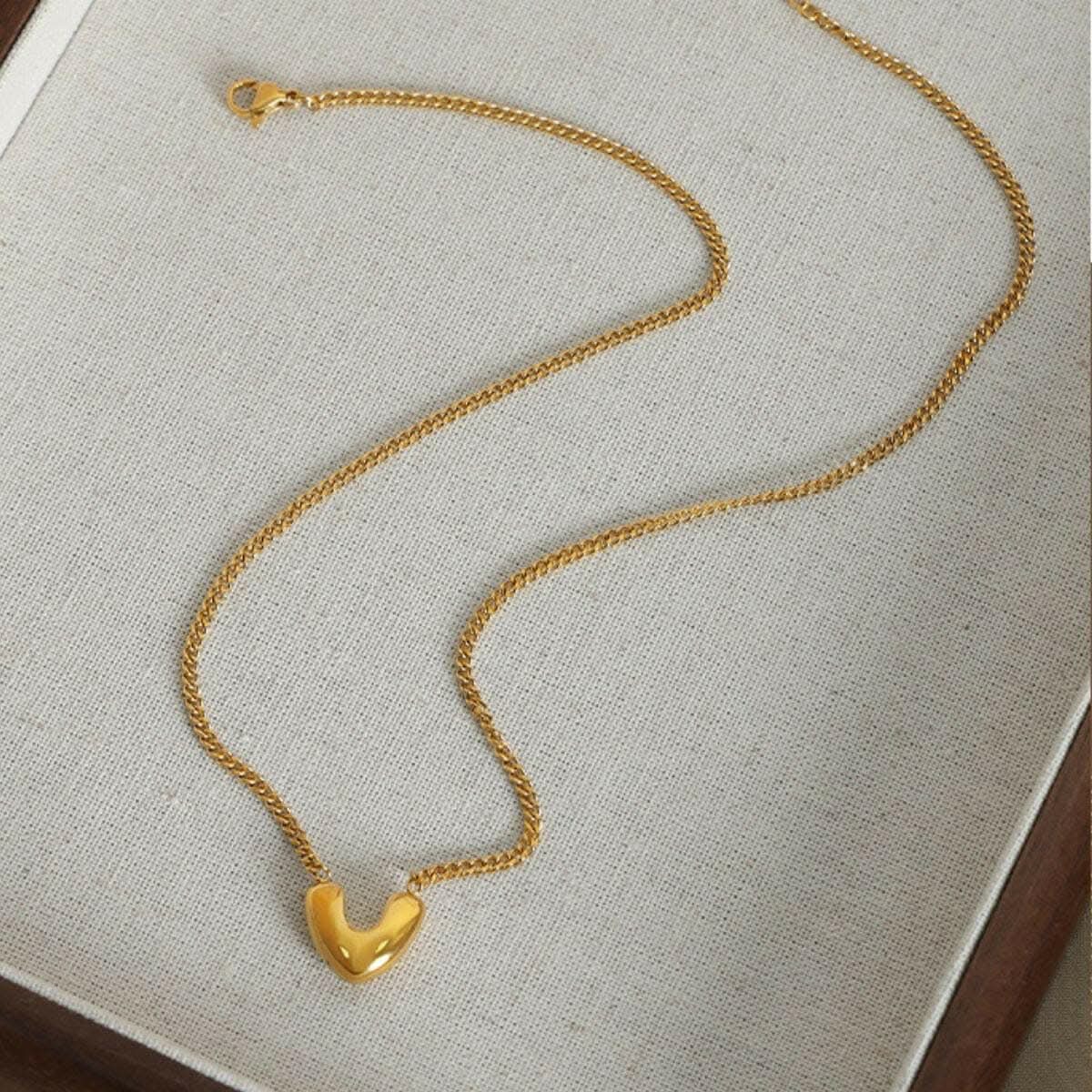 Gold-plated heart pendant necklace