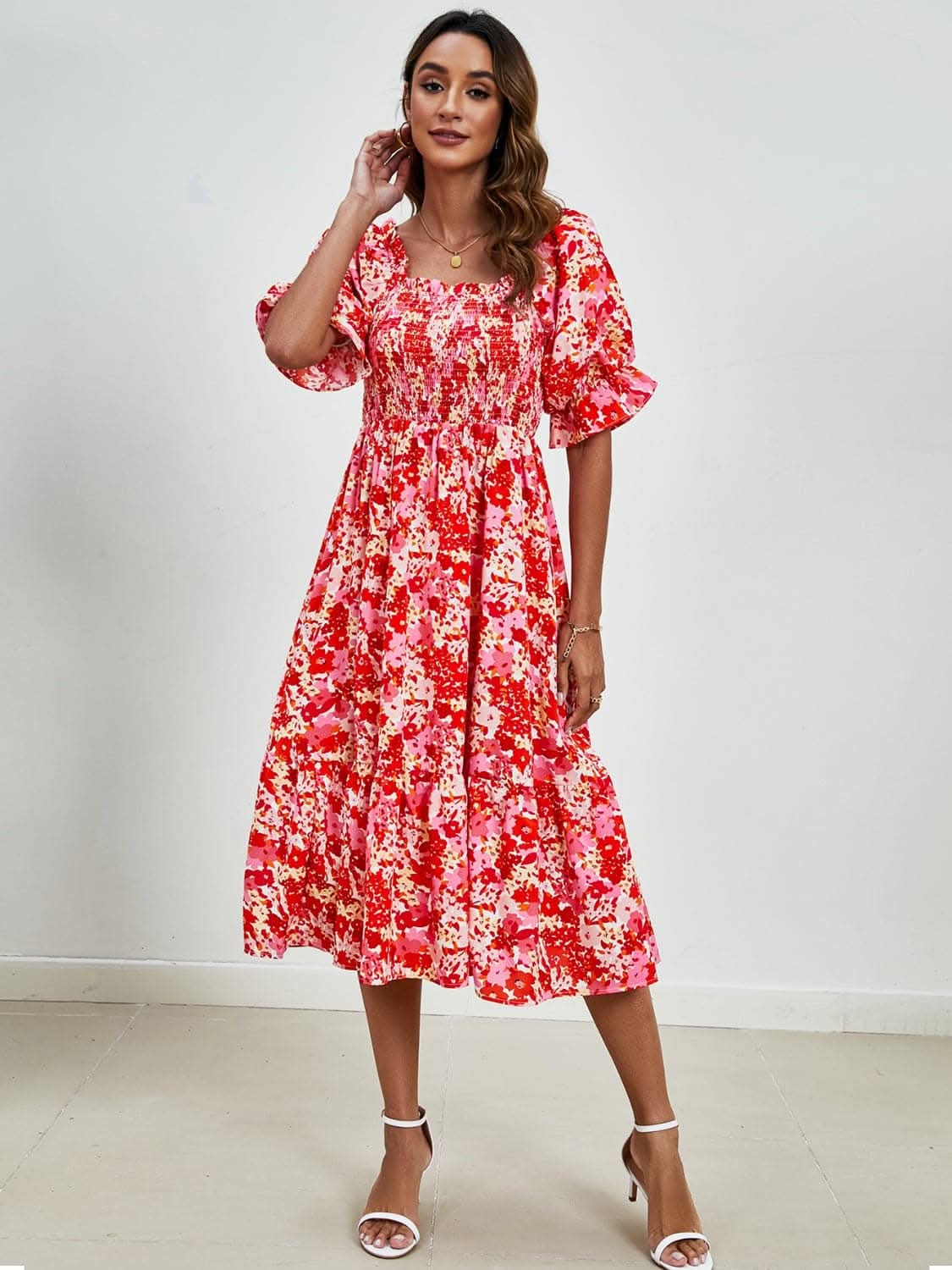 Vestido de manga corta con estampado floral y cuello cuadrado.