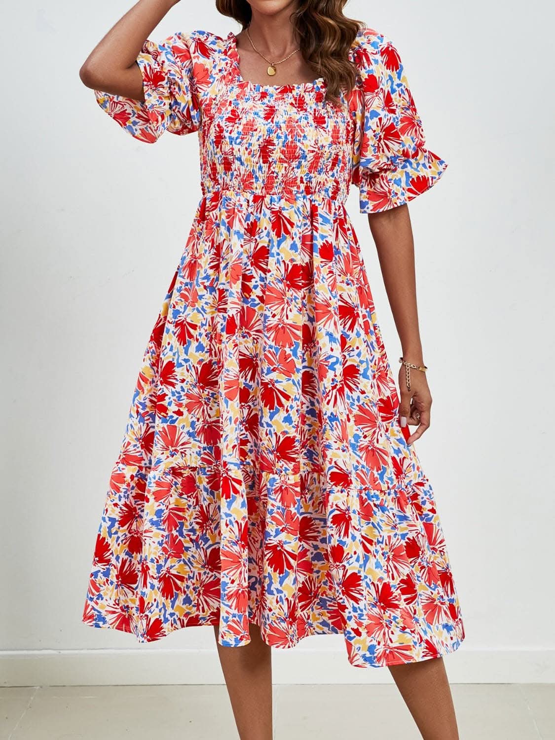 Vestido de manga corta con estampado floral y cuello cuadrado.