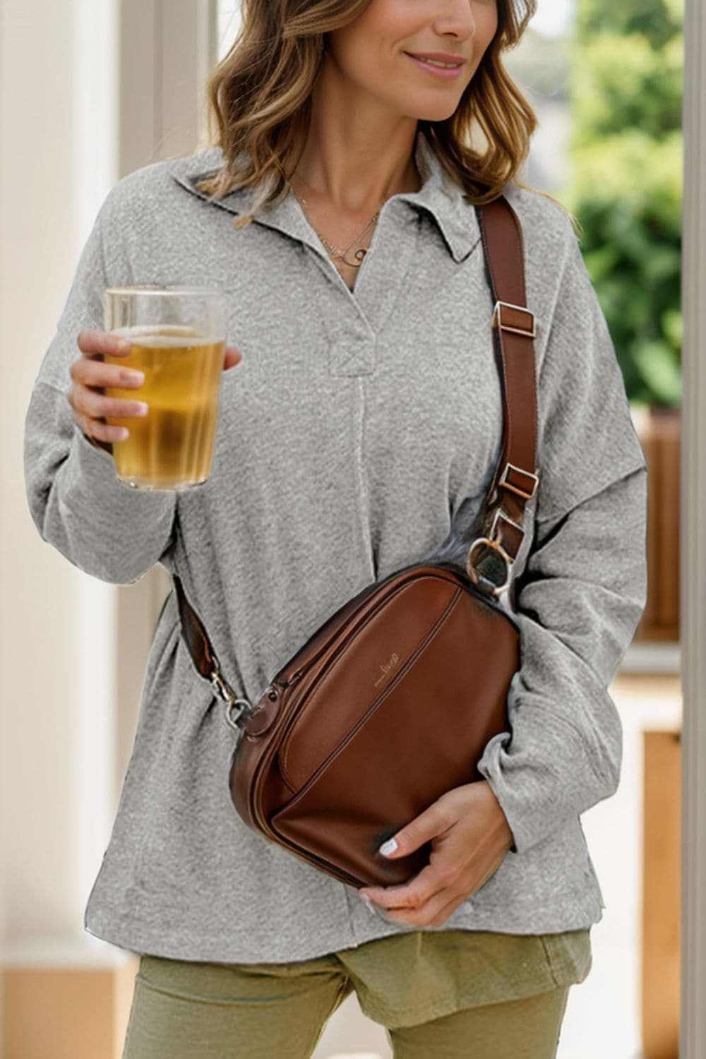 Stylish collared sweatshirt with pockets, chic and comfortable design.
