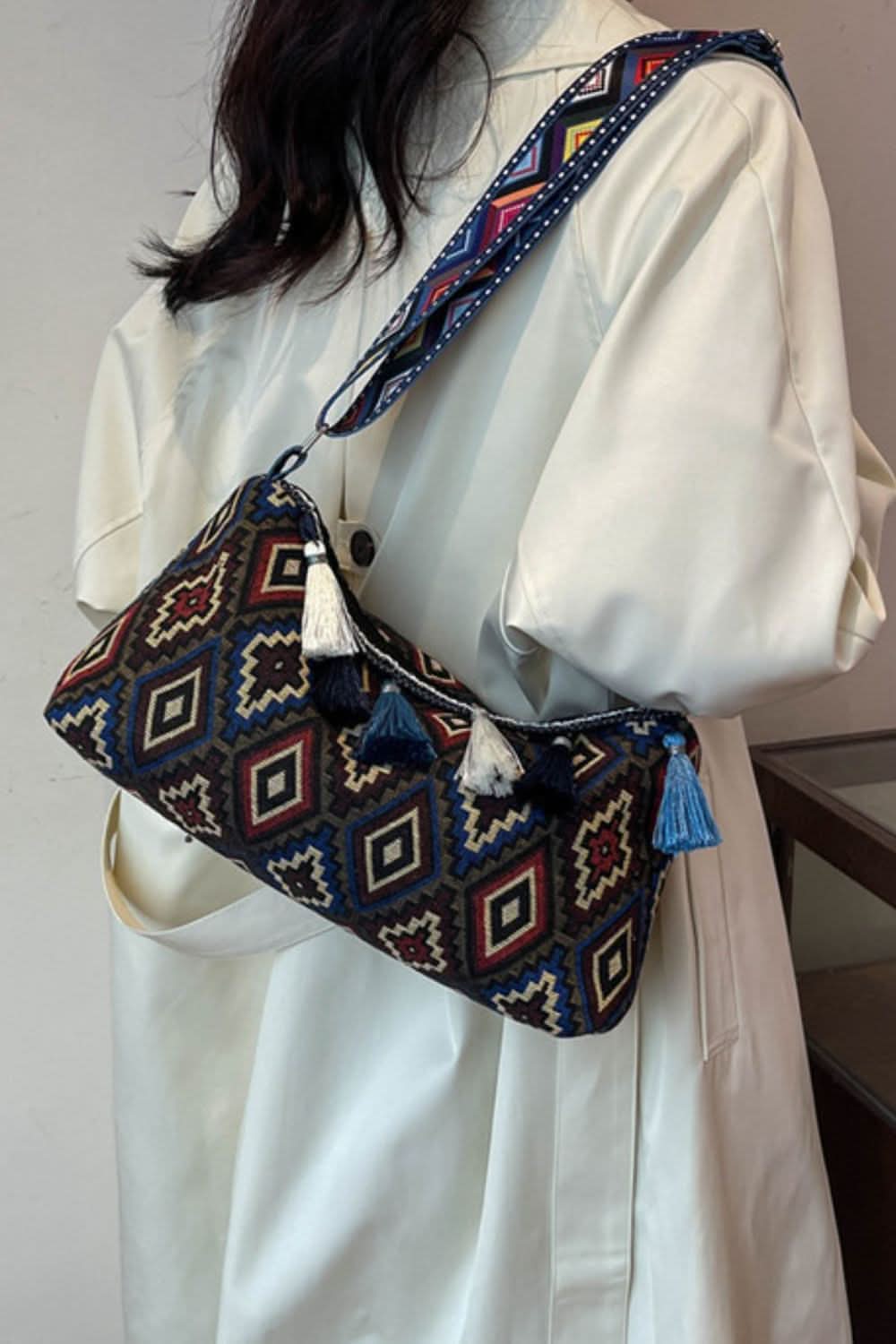 Schicke Crossbody-Tasche mit Quasten, mittel