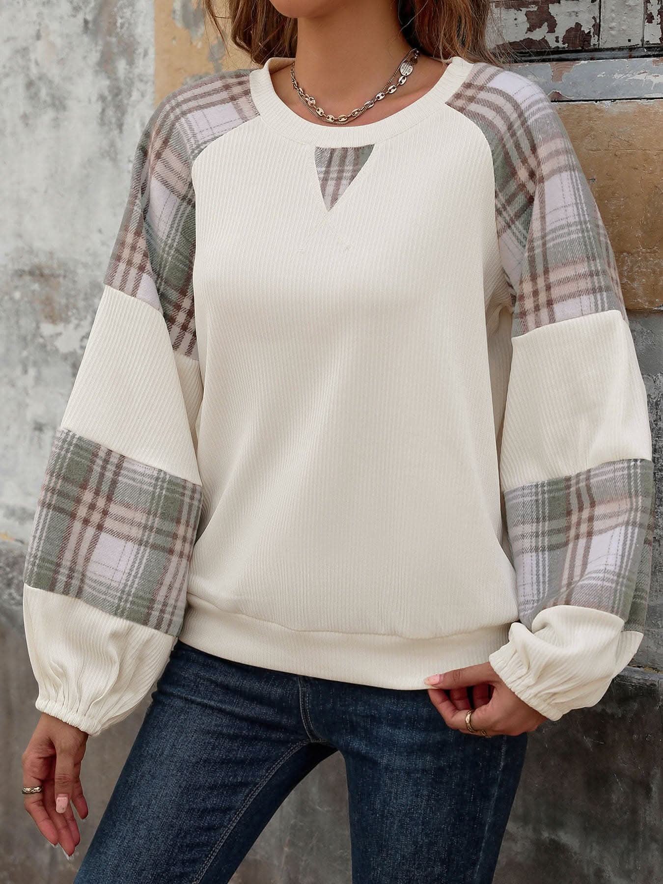 Plaid long sleeve sweatshirt with basic style, slightly stretchy fabric, available in sizes S-XL.
