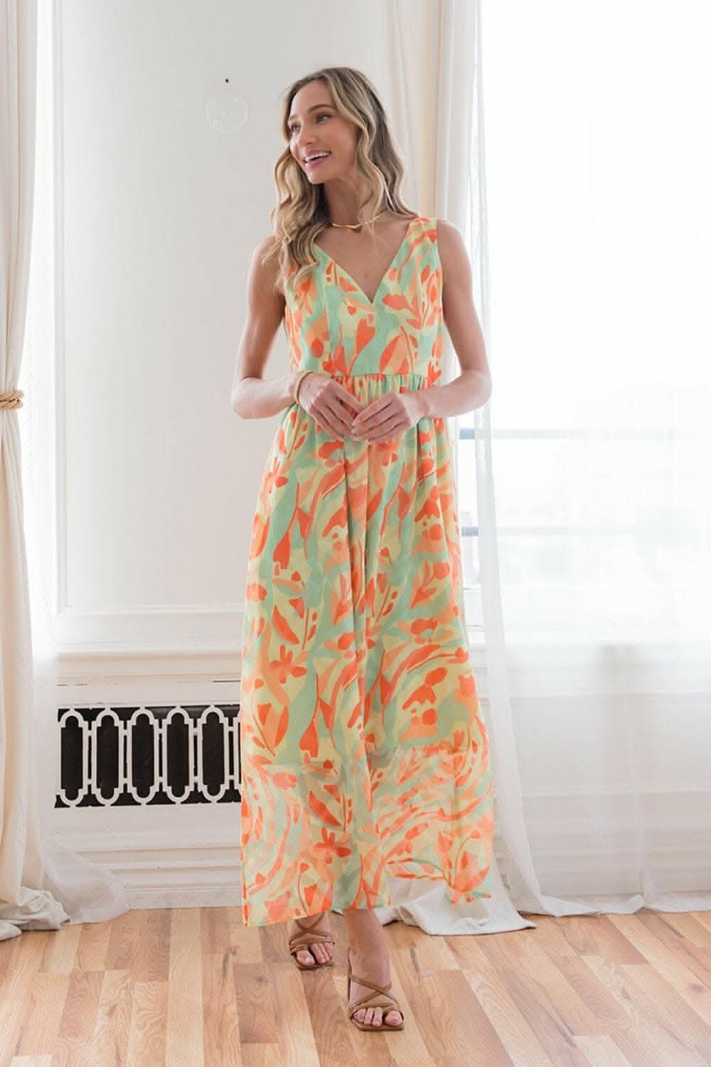 Sew In Love Printed V-Neck Sleeveless DressSew In Love Printed V-Neck Sleeveless Dress
Introducing the Sew In Love Printed V-Neck Sleeveless Dress, a versatile and stylish wardrobe essential designed to elevLove Salve -Neck Sleeveless Dressusa