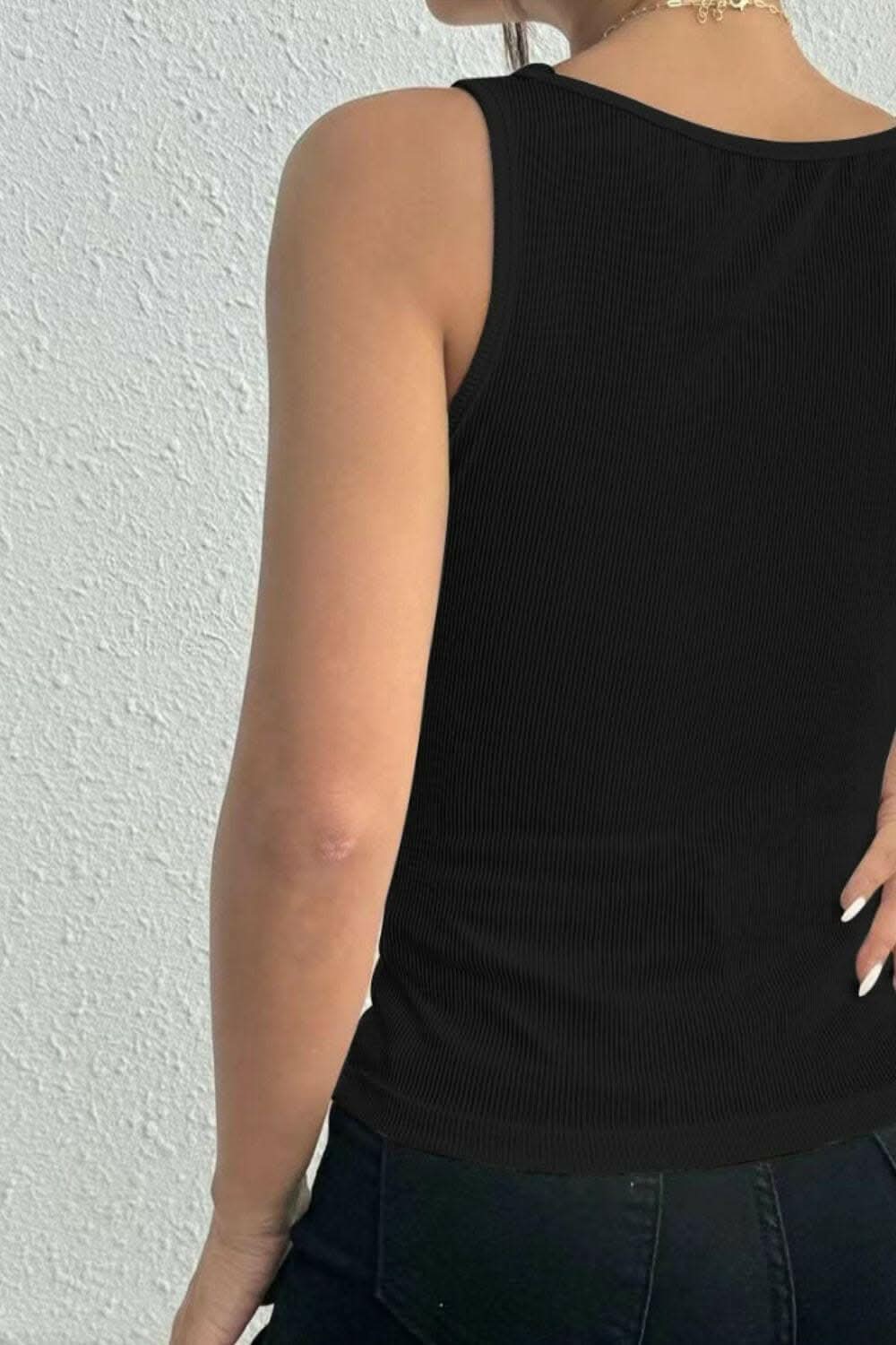 Lace Embellished Square Neck Tank TopLace Embellished Square Neck Tank Top
Experience a blend of elegance and comfort with our Lace Embellished Square Neck Tank Top:
Intricate Lace Detailing: EmbraLove Salve Lace Embellished Square Neck Tank TopColor