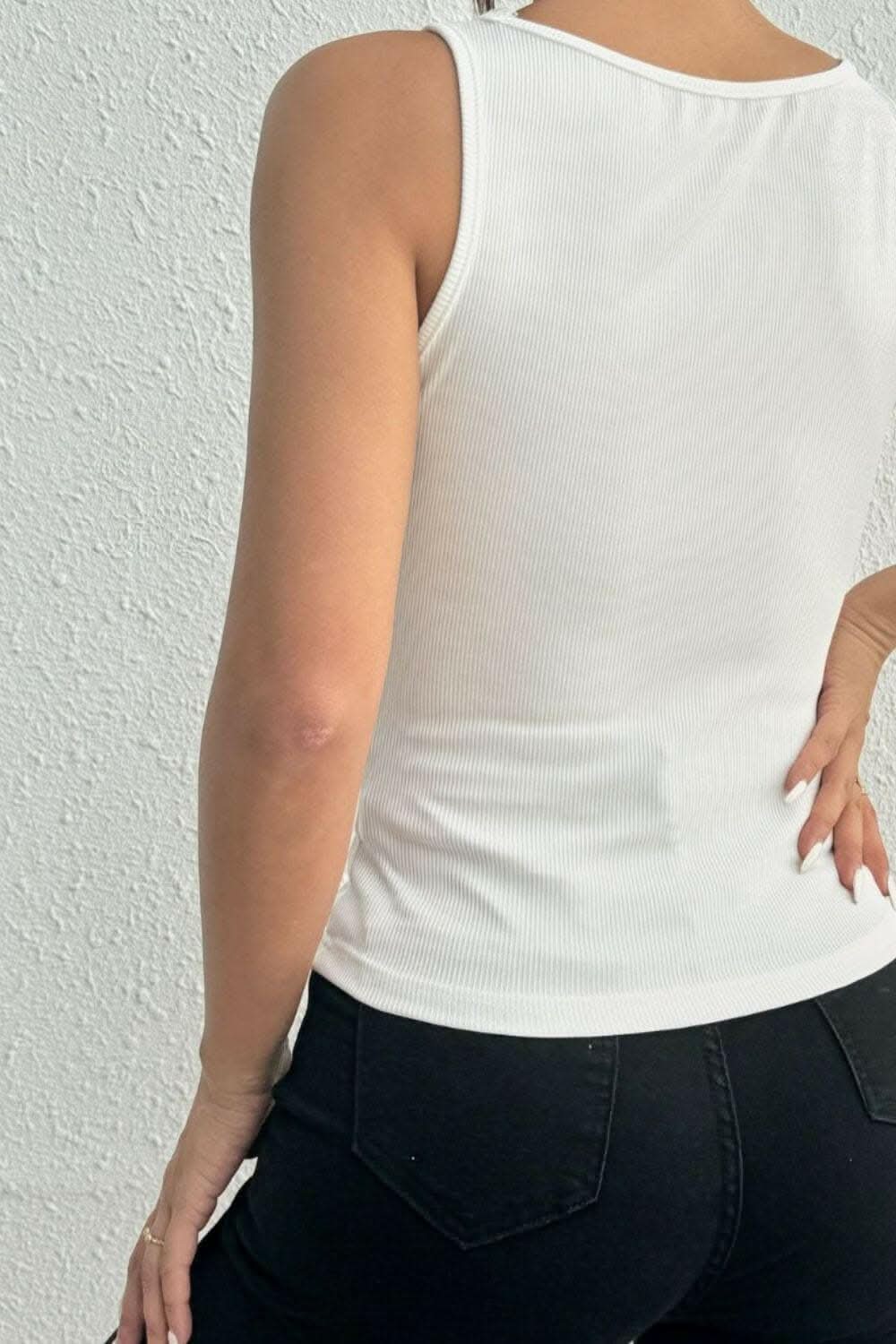Lace Embellished Square Neck Tank TopLace Embellished Square Neck Tank Top
Experience a blend of elegance and comfort with our Lace Embellished Square Neck Tank Top:
Intricate Lace Detailing: EmbraLove Salve Lace Embellished Square Neck Tank TopColor