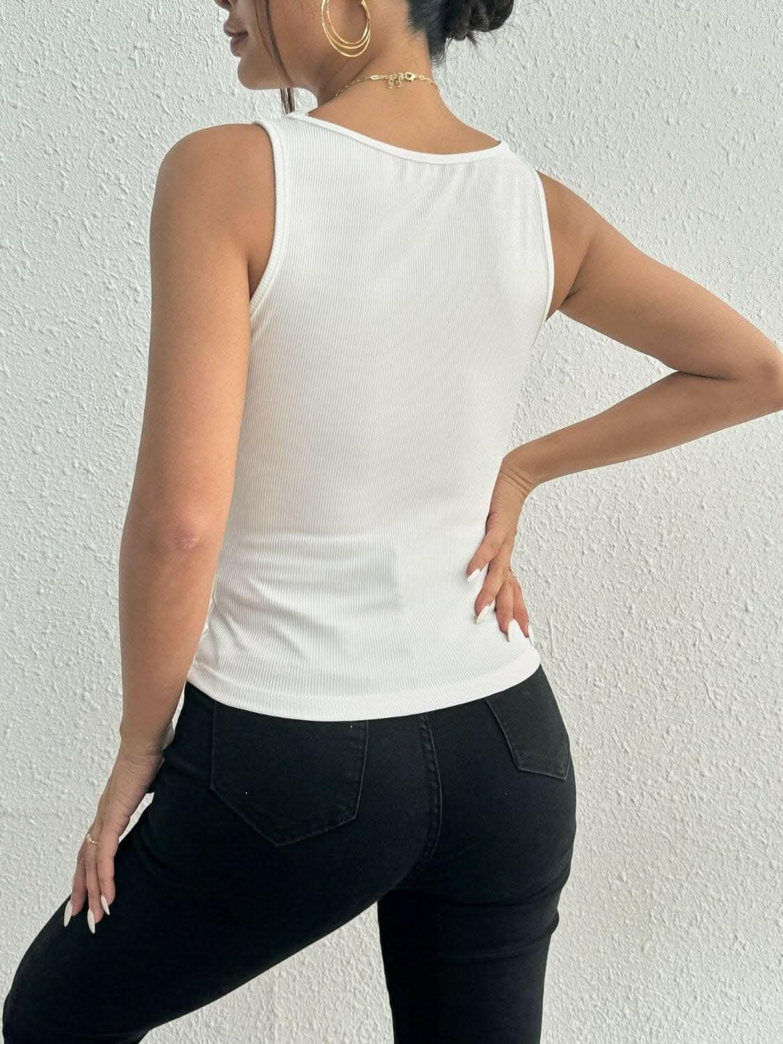Lace Embellished Square Neck Tank TopLace Embellished Square Neck Tank Top
Experience a blend of elegance and comfort with our Lace Embellished Square Neck Tank Top:
Intricate Lace Detailing: EmbraLove Salve Lace Embellished Square Neck Tank TopColor