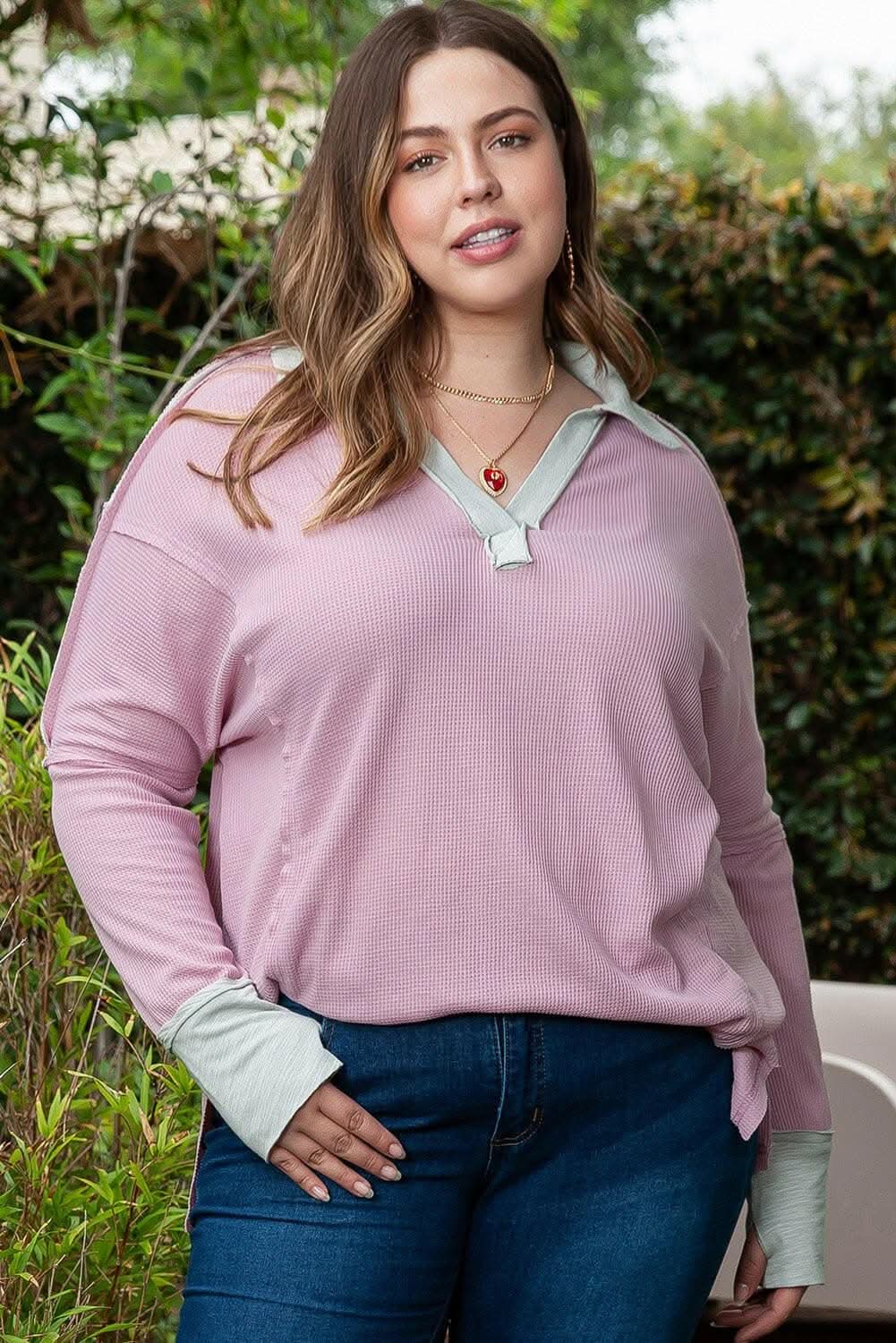 Elegante camiseta oversize de manga larga para mujeres con curvas con costura vista y cuello Johnny.