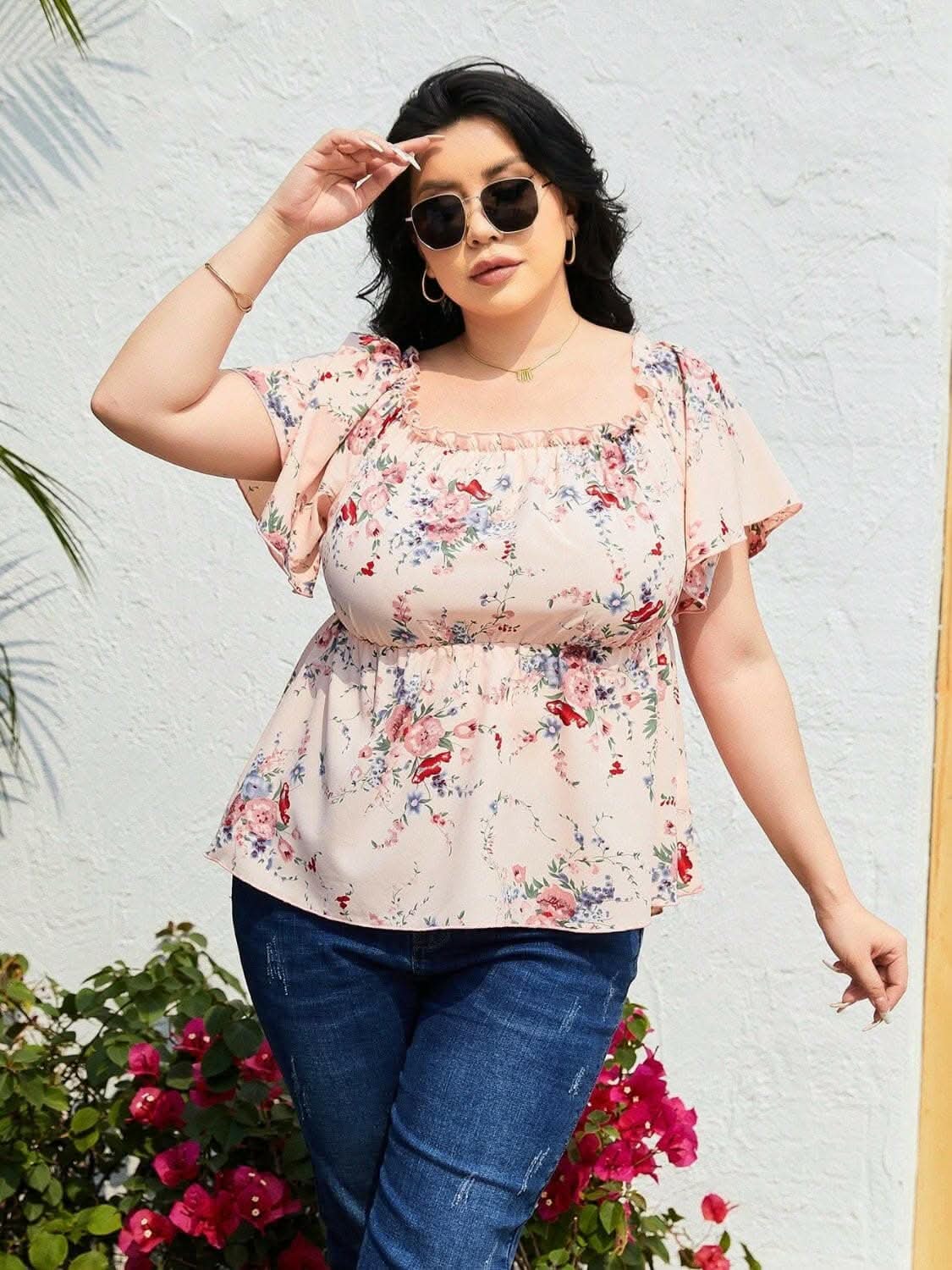 Blows printiedig llawes flutter frilly ar gyfer cromliniau, yn cynnwys acenion ffril cain, sy'n berffaith ar gyfer fashionistas curvy stylish.