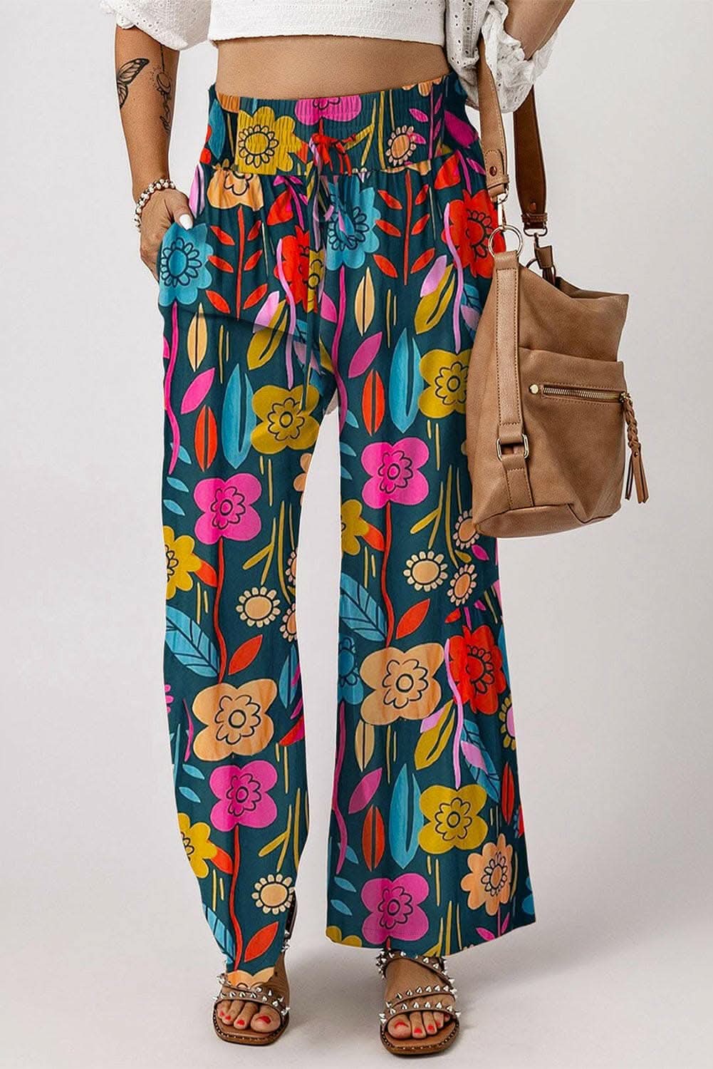 Pantalón de talle alto y pernera ancha estampado con un colorido diseño floral.
