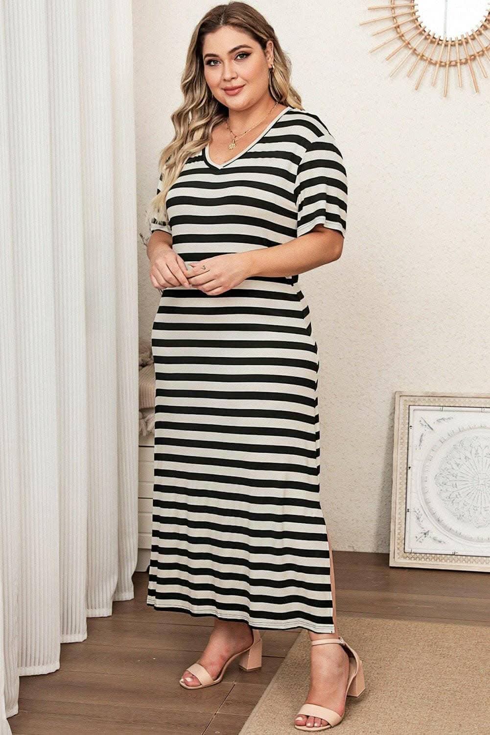 Gwisg Maxi Rhwyiog V-Gwddf ar gyfer Gwisg Maxi Curvy LadiesV-Neck Striped ar gyfer Merched Curvy Codwch eich steil gyda'n Gwisg Maxi Stripiog V-Gwddf a gynlluniwyd ar gyfer merched curvy sydd wrth eu bodd yn sefyll allan. Wedi'i saernïo gyda flaLove Salve - Neck Striped Maxi Dressplus