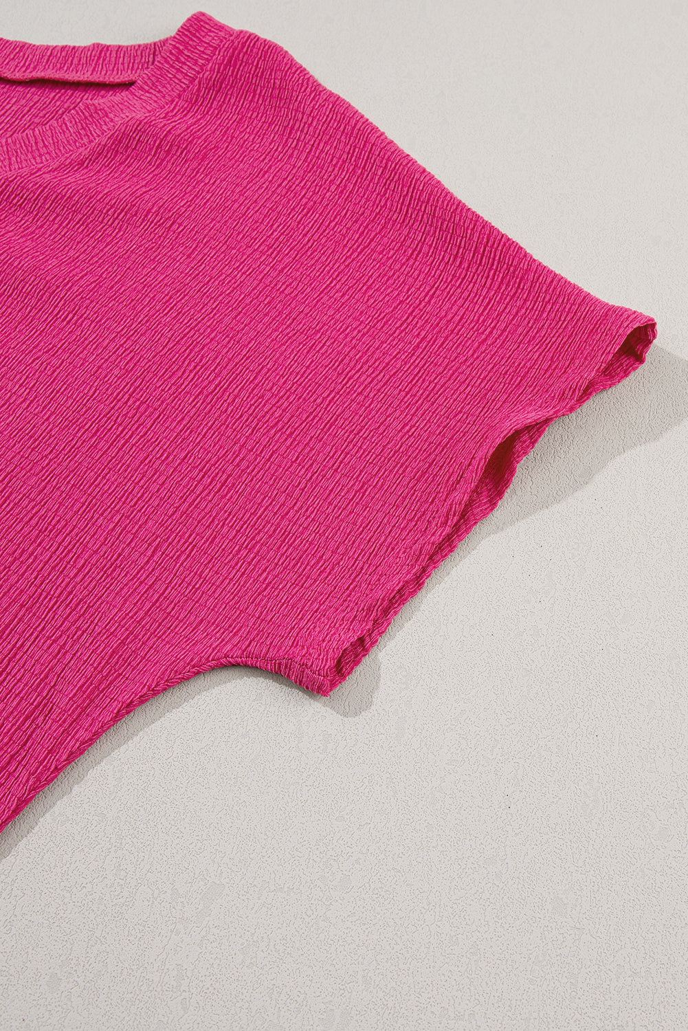 Chic crinkled v-neck t-shirt in vibrant pink with wide sleeves