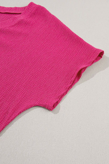 Chic crinkled v-neck t-shirt in vibrant pink with wide sleeves