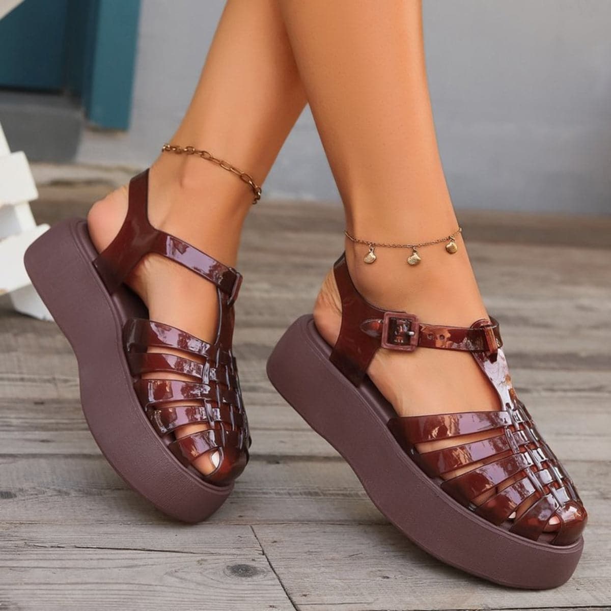 Woven plastic flat sandals with comfort design