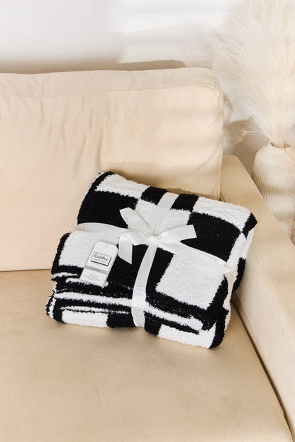 Chic checkered throw blanket for cozy elegance