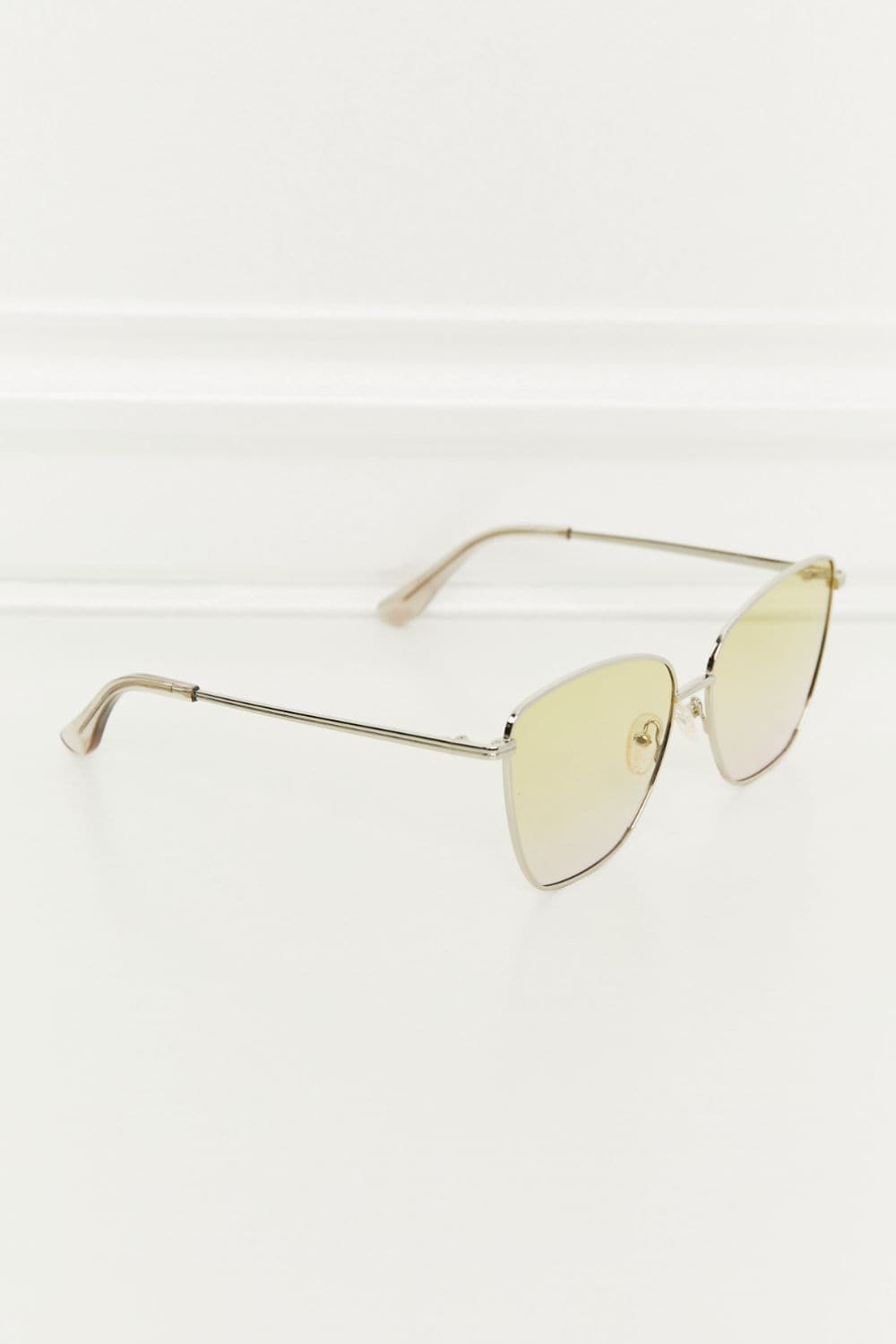 Metal Frame Full Rim Sunglasses.