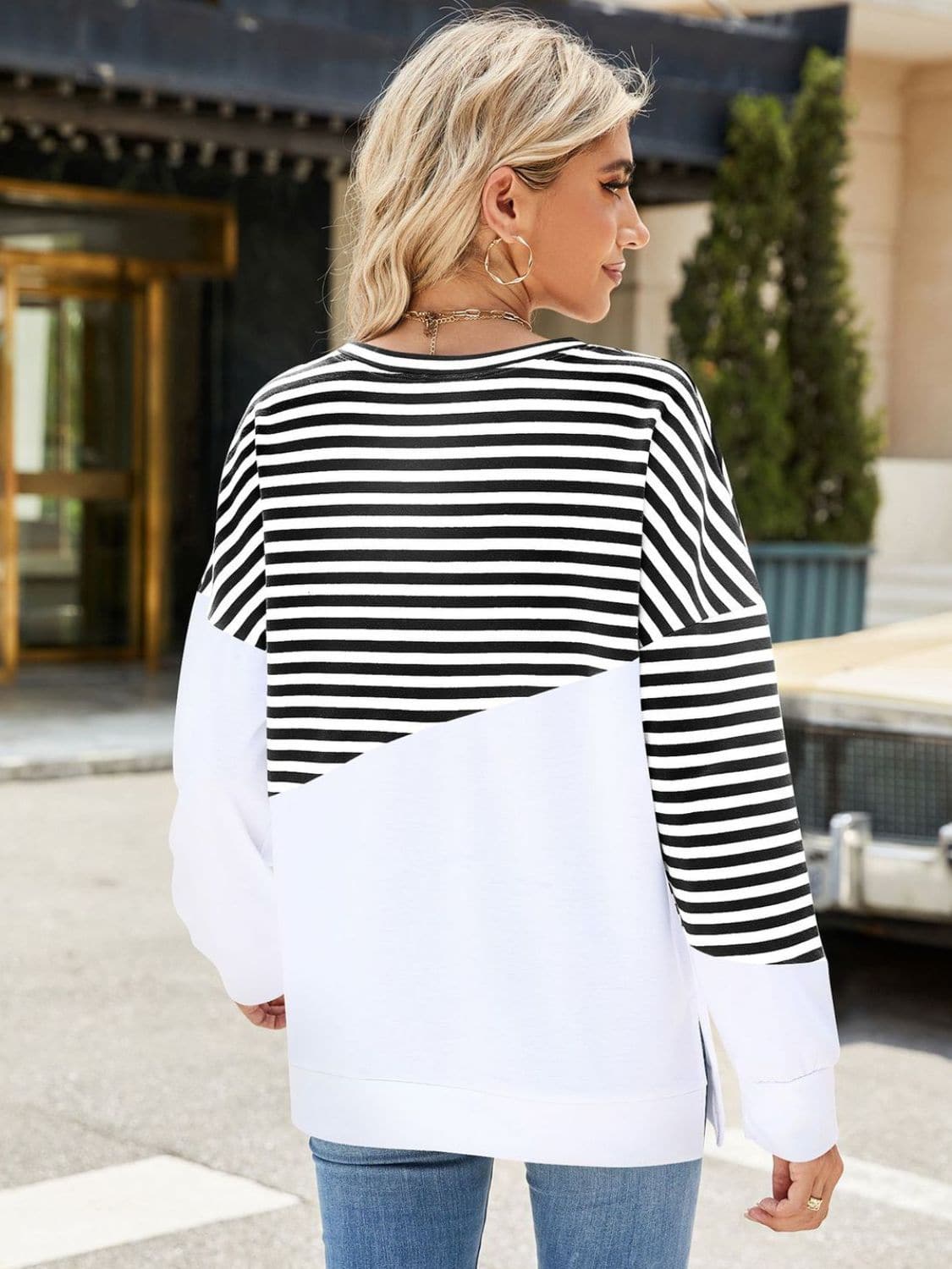 Slit Contrast Striped Long Sleeve Sweatshirt.