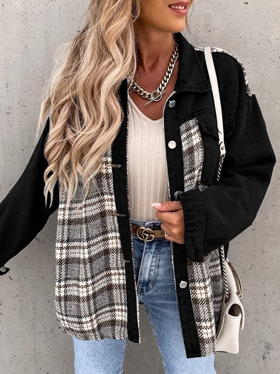 Plaid oversized cotton jacket with buttoned closure and pockets.