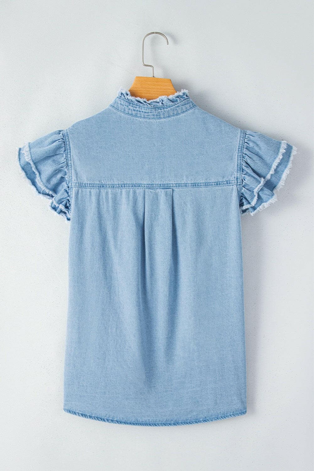 Raw Hem Button Up Cap Sleeve Denim TopUpgrade Your Denim Collection with Style
 
 
Effortless Chic: Elevate your everyday look with this Raw Hem Button Up Cap Sleeve Denim Top.
 
Quality Material: CrafteLove Salve Cap Sleeve Denim Topjust arrived