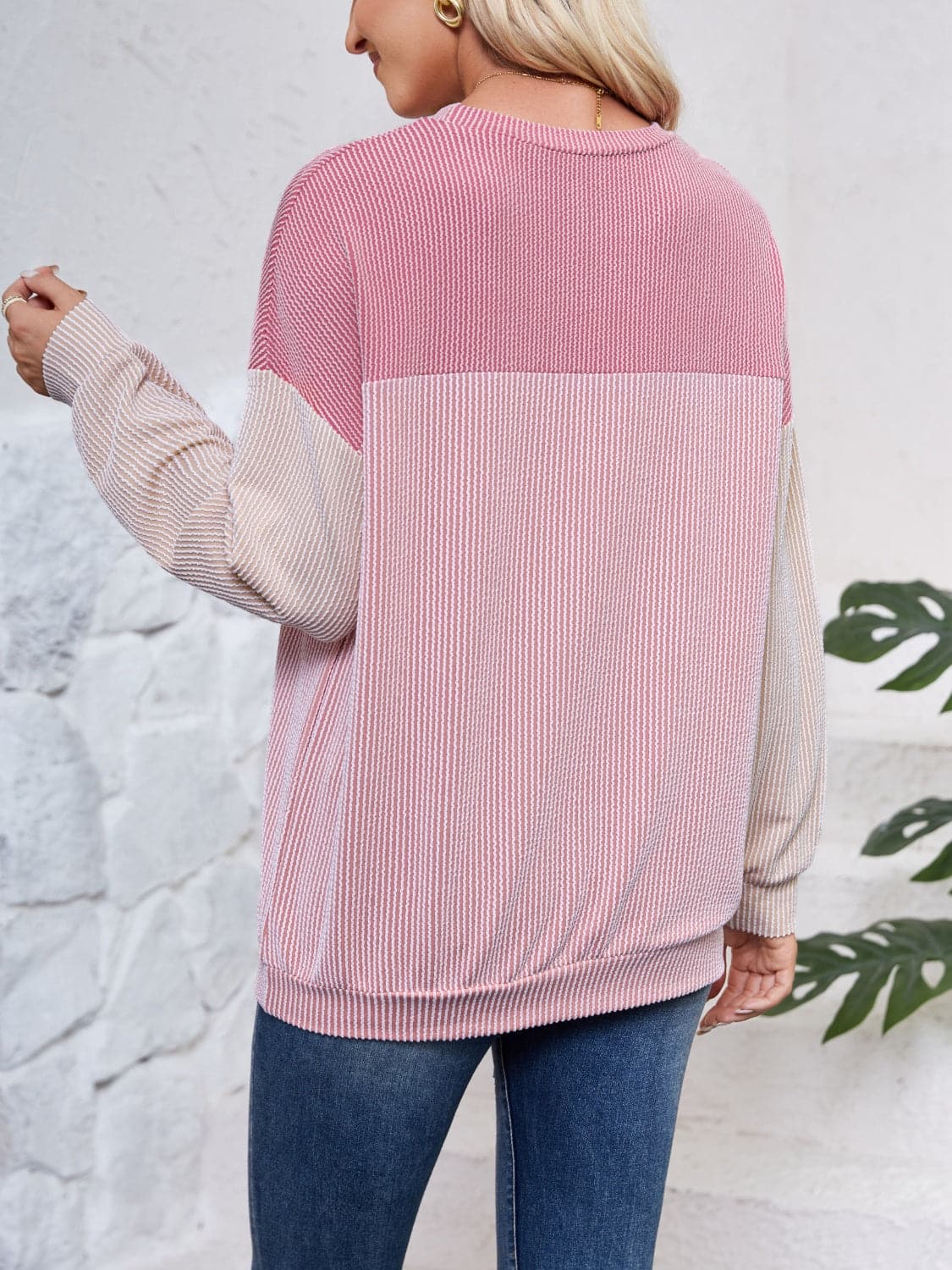 Color Block Round Neck Long Sleeve Sweatshirt.