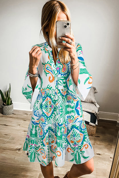 Bohemian green mini dress with buttoned bracelet sleeves