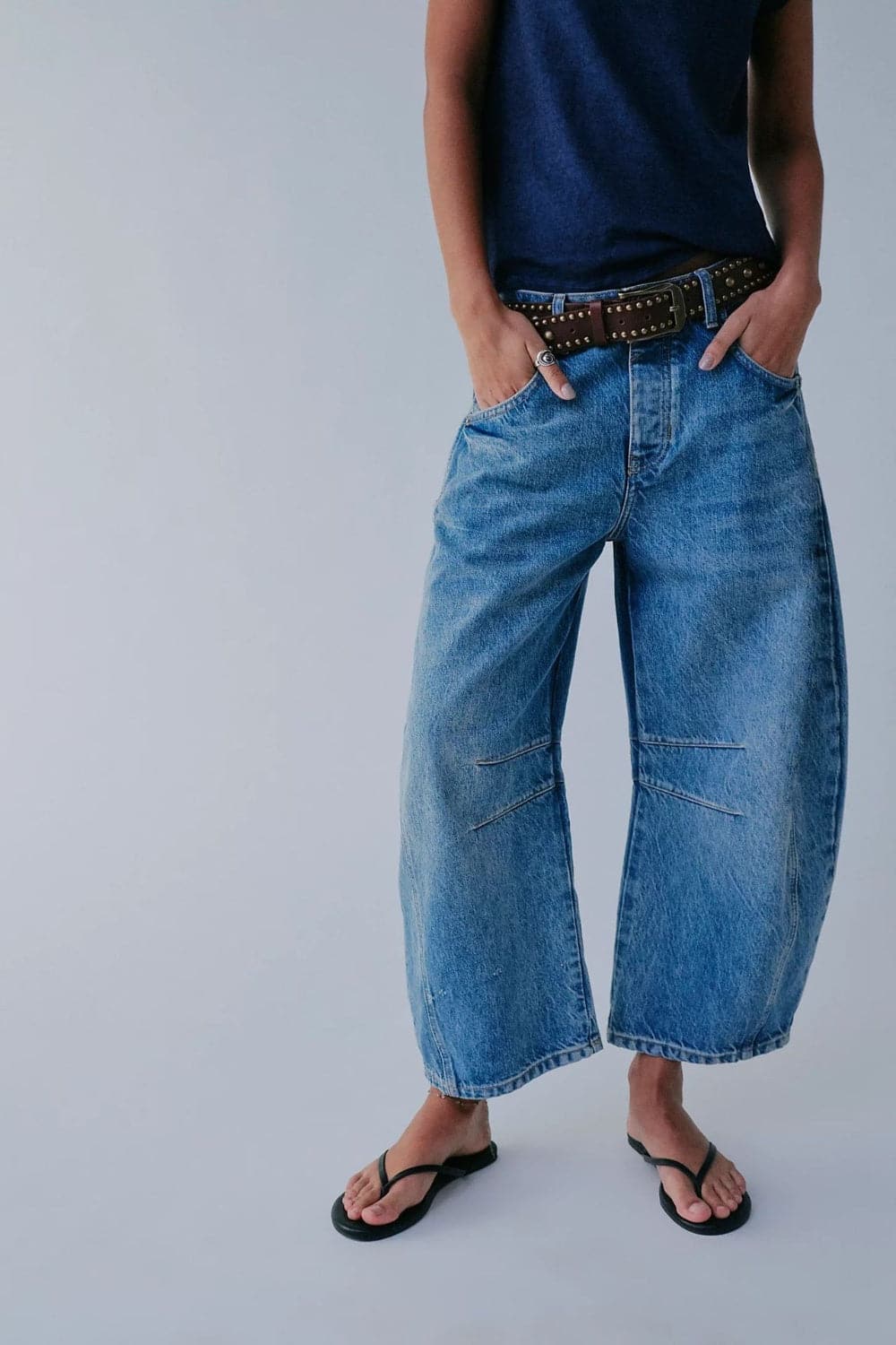 Effortlessly chic wide leg jeans with functional pockets