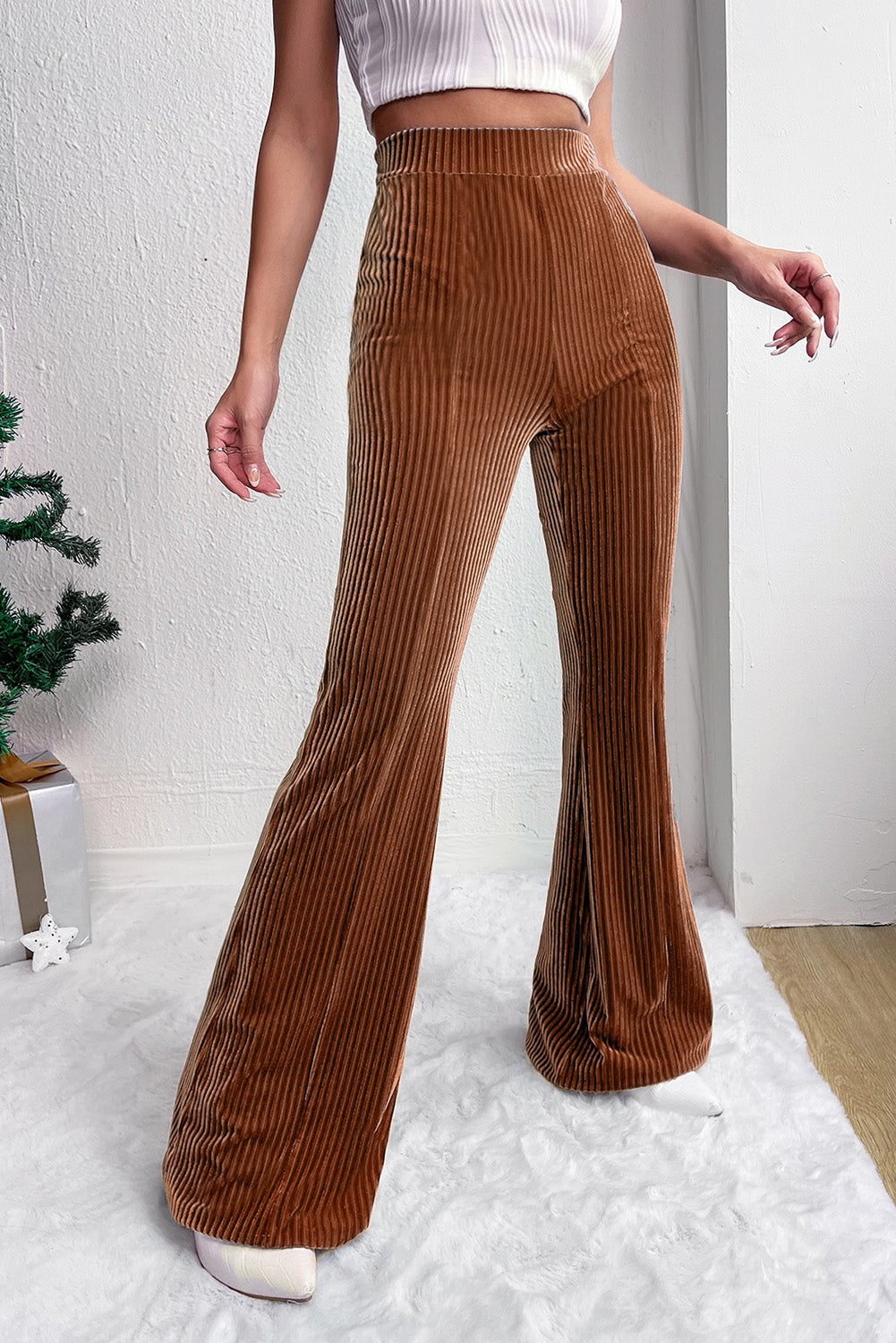 Chic high-waisted flare corduroy pants in chestnut brown