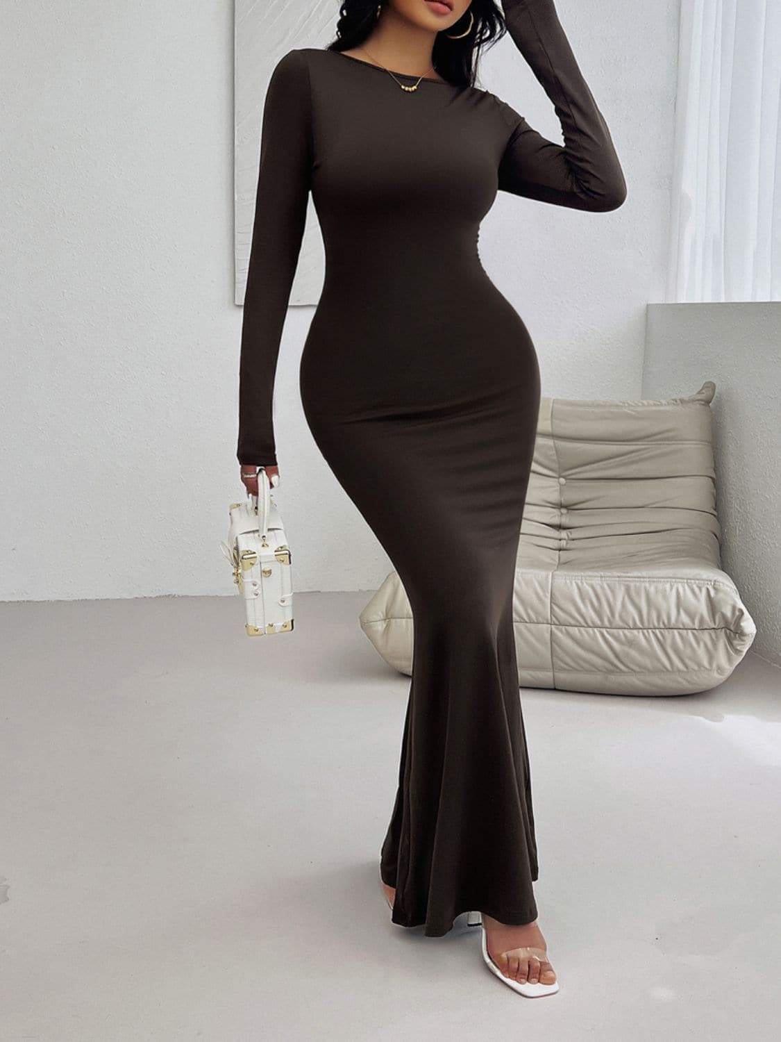 Elegant backless maxi dress with long sleeves and round neck