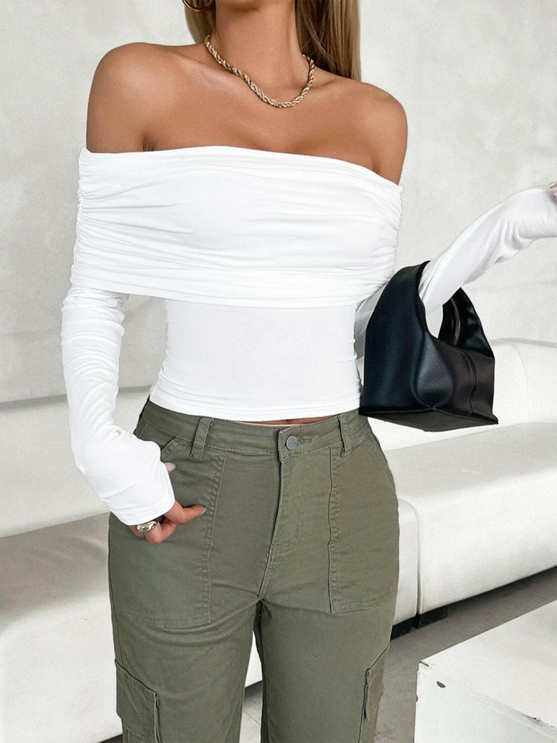 Ruched Off-Shoulder Long Sleeve T-ShirtRuched Off-Shoulder Long Sleeve T-Shirt

Indulge in effortless style with our Ruched Off-Shoulder Long Sleeve T-Shirt, a versatile piece designed to elevate your eveLove Salve -Shoulder Long SleeveT-shirts