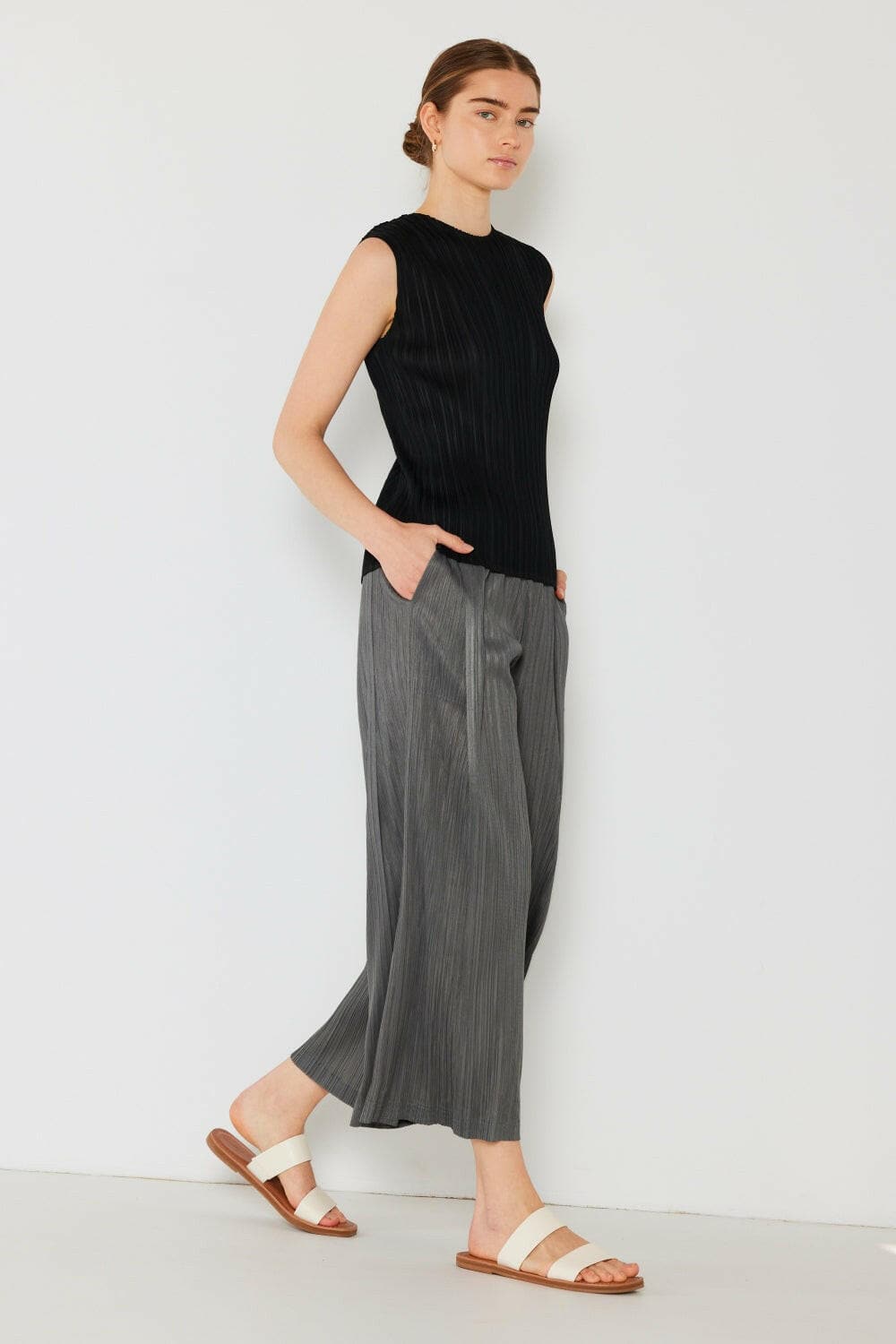 Chic Pleated Wide-Leg Trousers with Side Detail