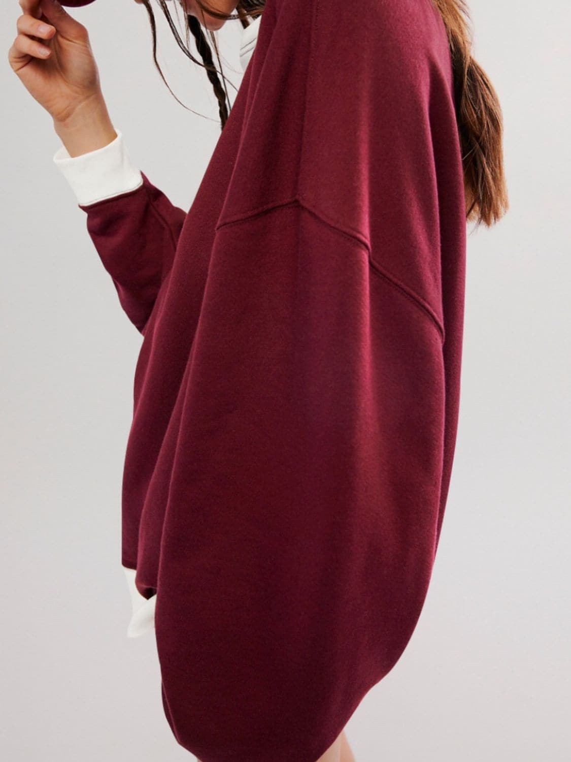 Stylish long sleeve sweatshirt with contrast