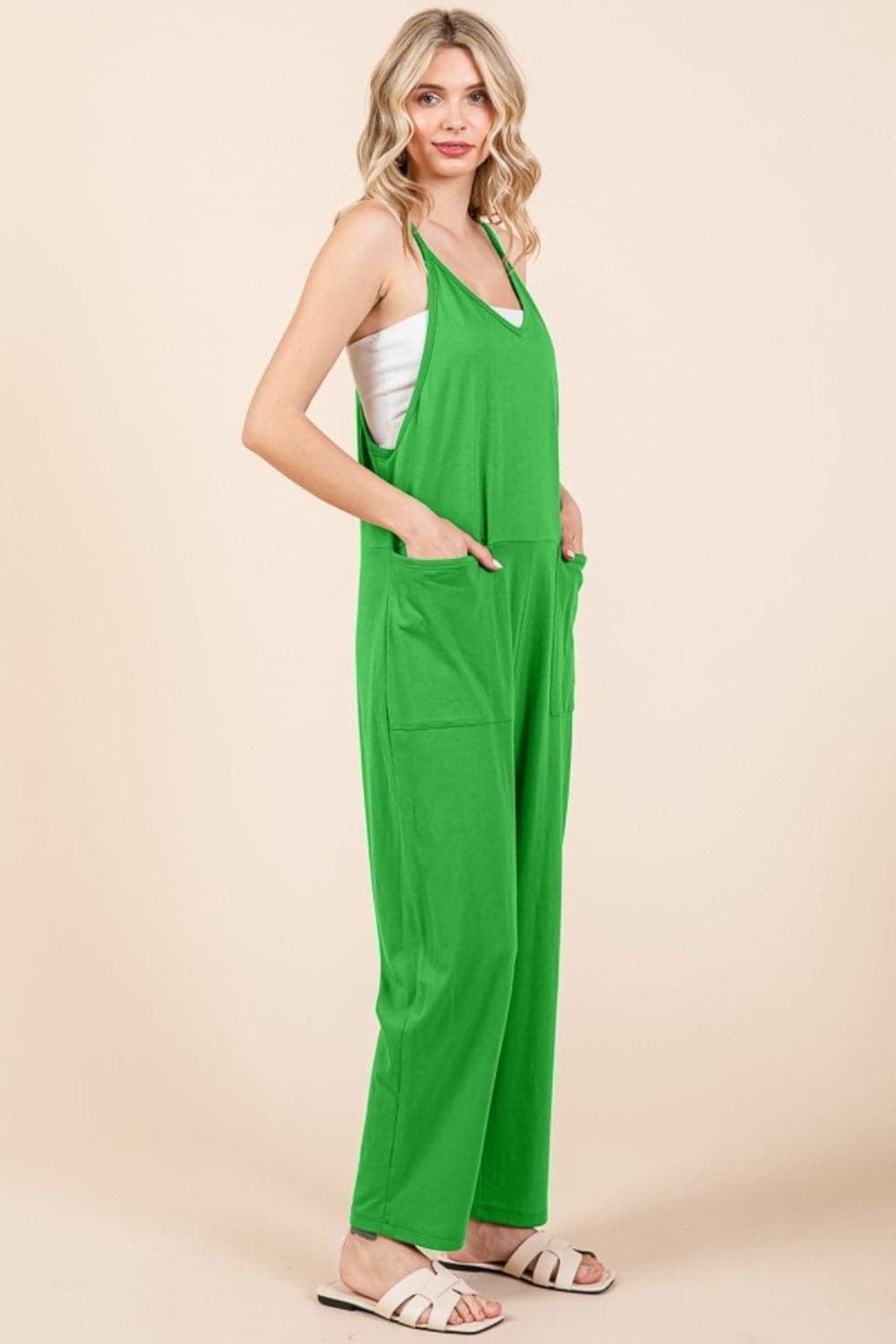 Chic sleeveless jumpsuit with pockets for every occasion