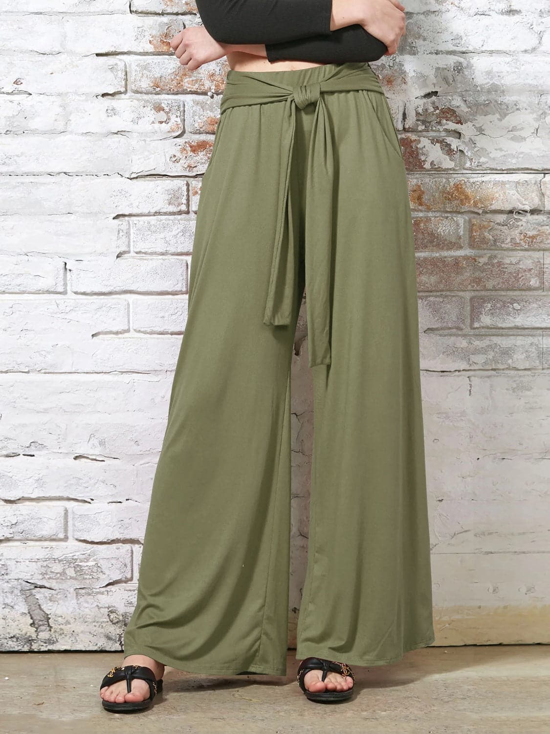 Chic tied wide-leg pants with convenient pockets